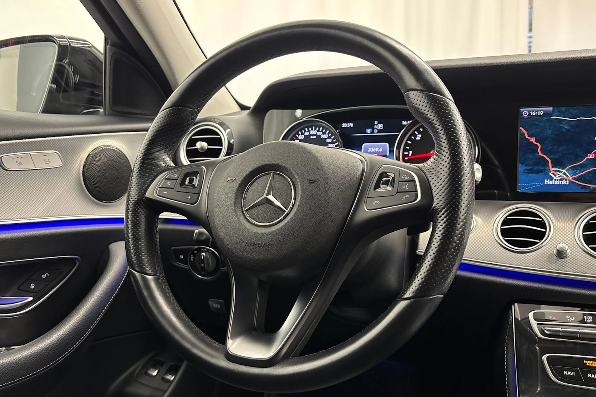 musta Mercedes-Benz E 2018 kuva 13.