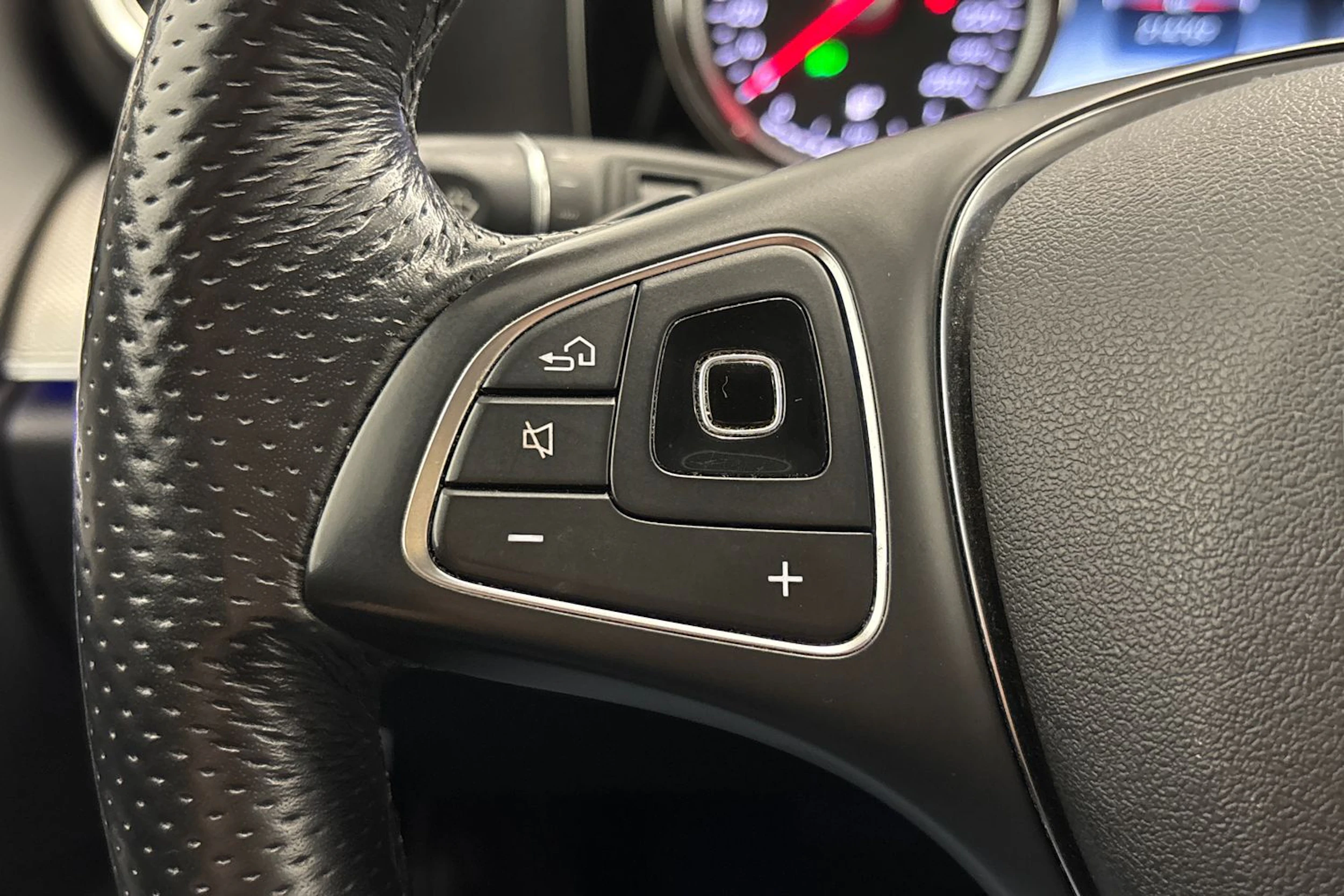 musta Mercedes-Benz E 2018 kuva 14.