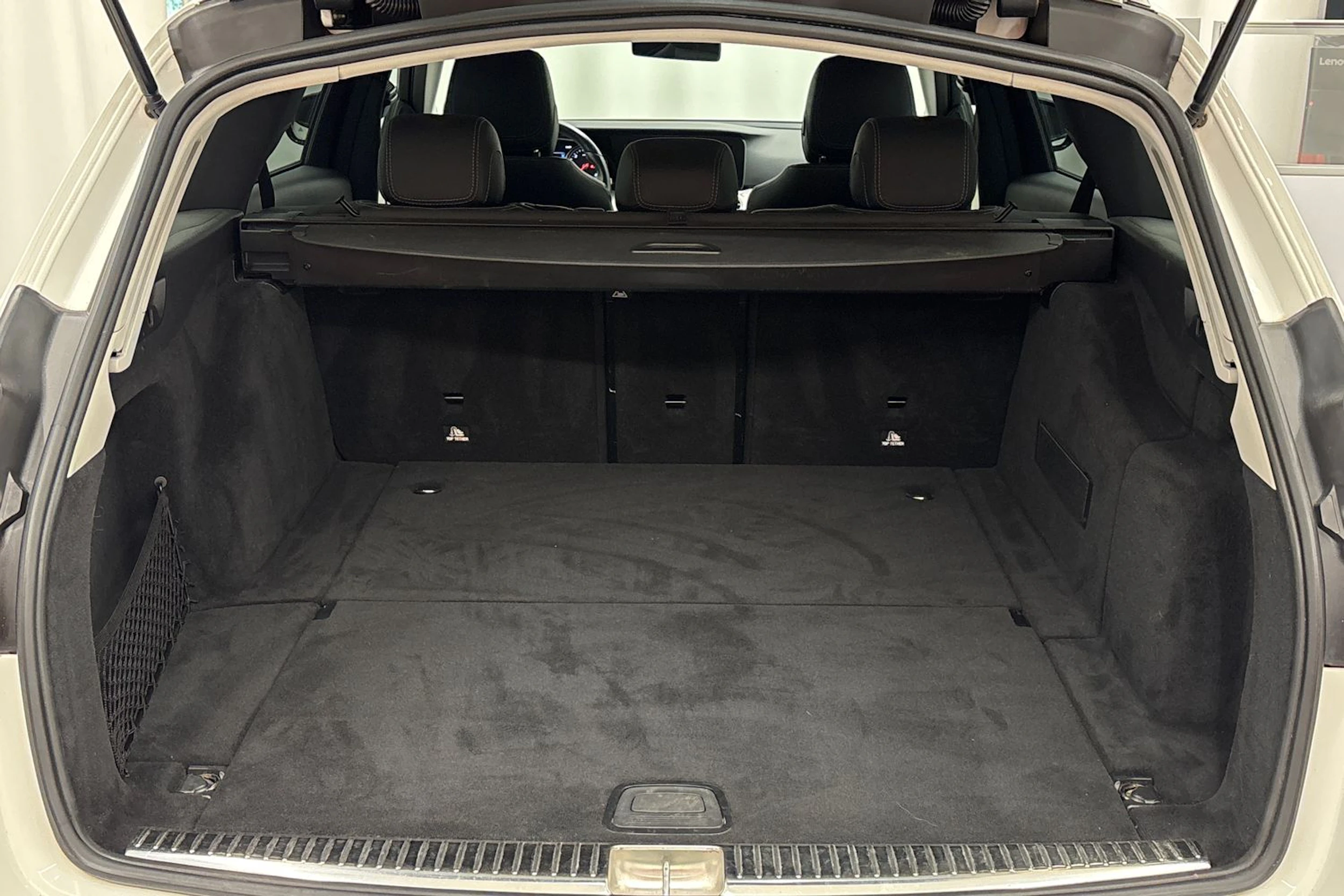 musta Mercedes-Benz E 2018 kuva 23.