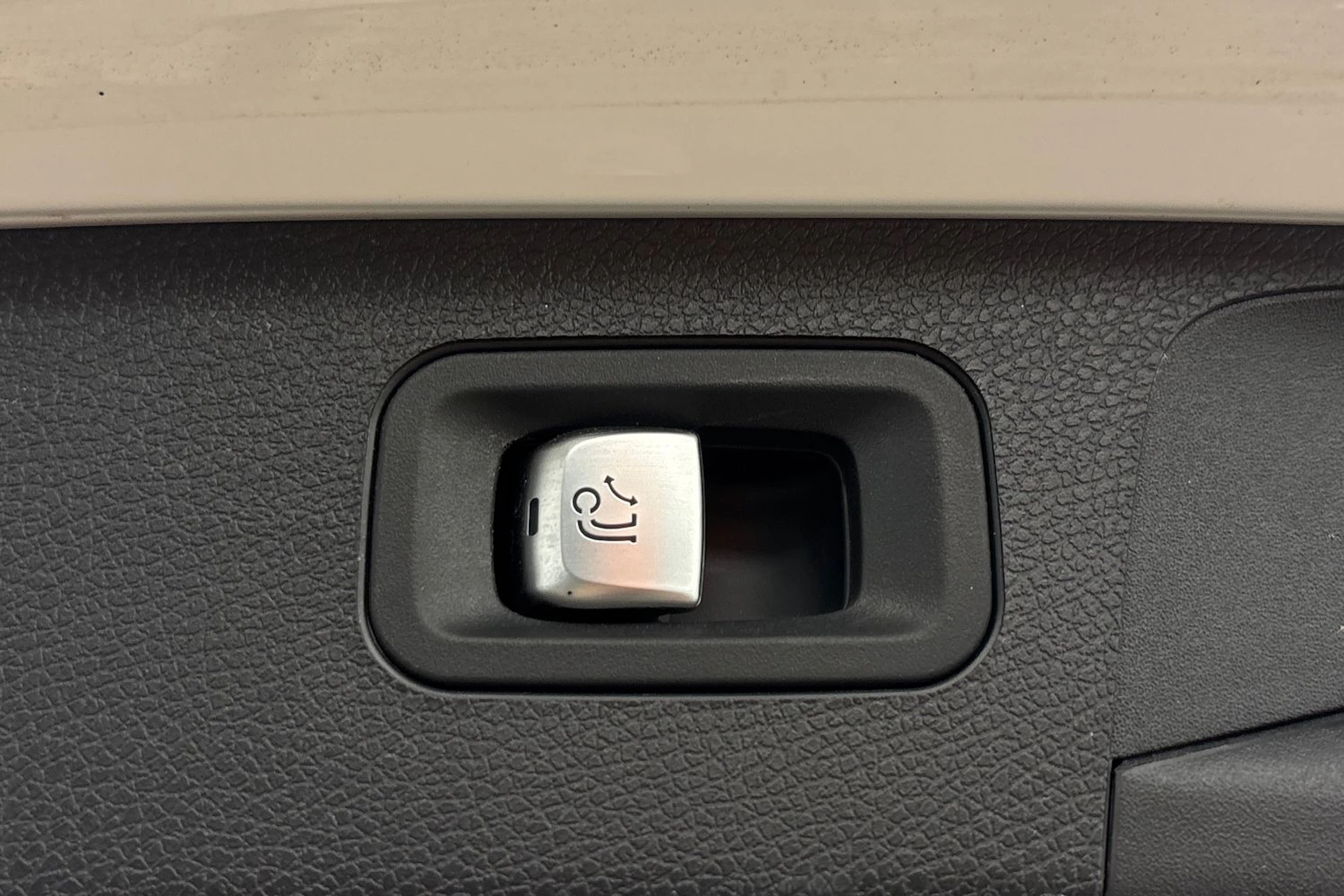 musta Mercedes-Benz E 2018 kuva 25.