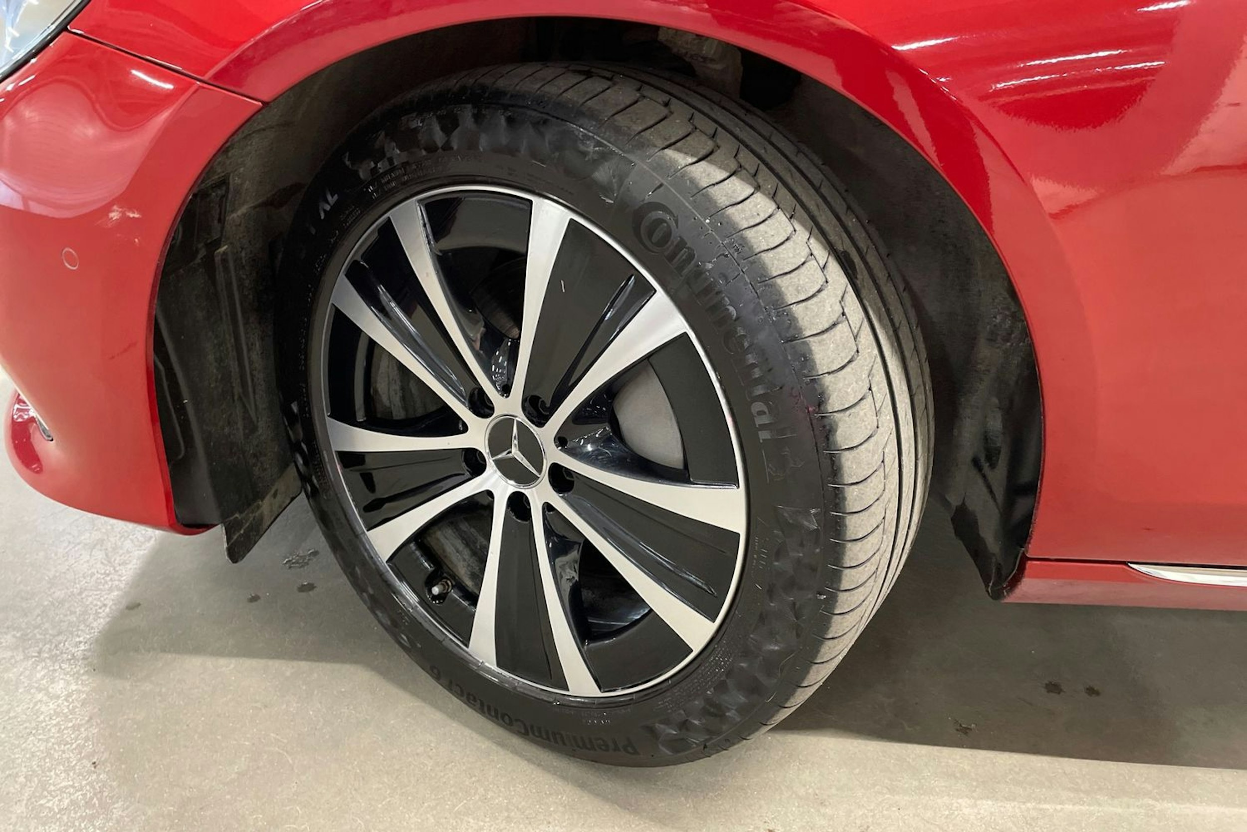Punainen Mercedes-Benz E 2019 kuva 13.