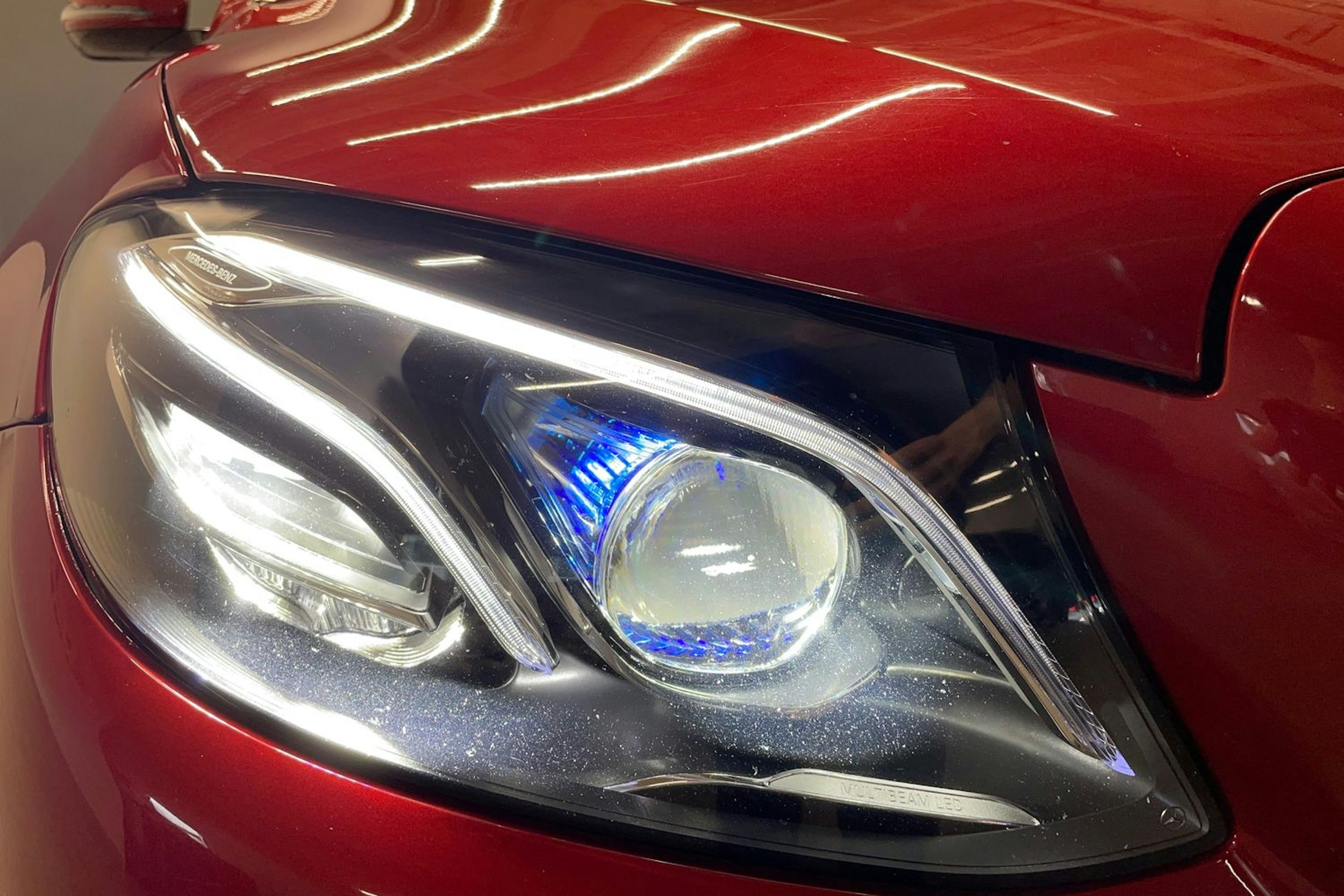 Punainen Mercedes-Benz E 2019 kuva 14.