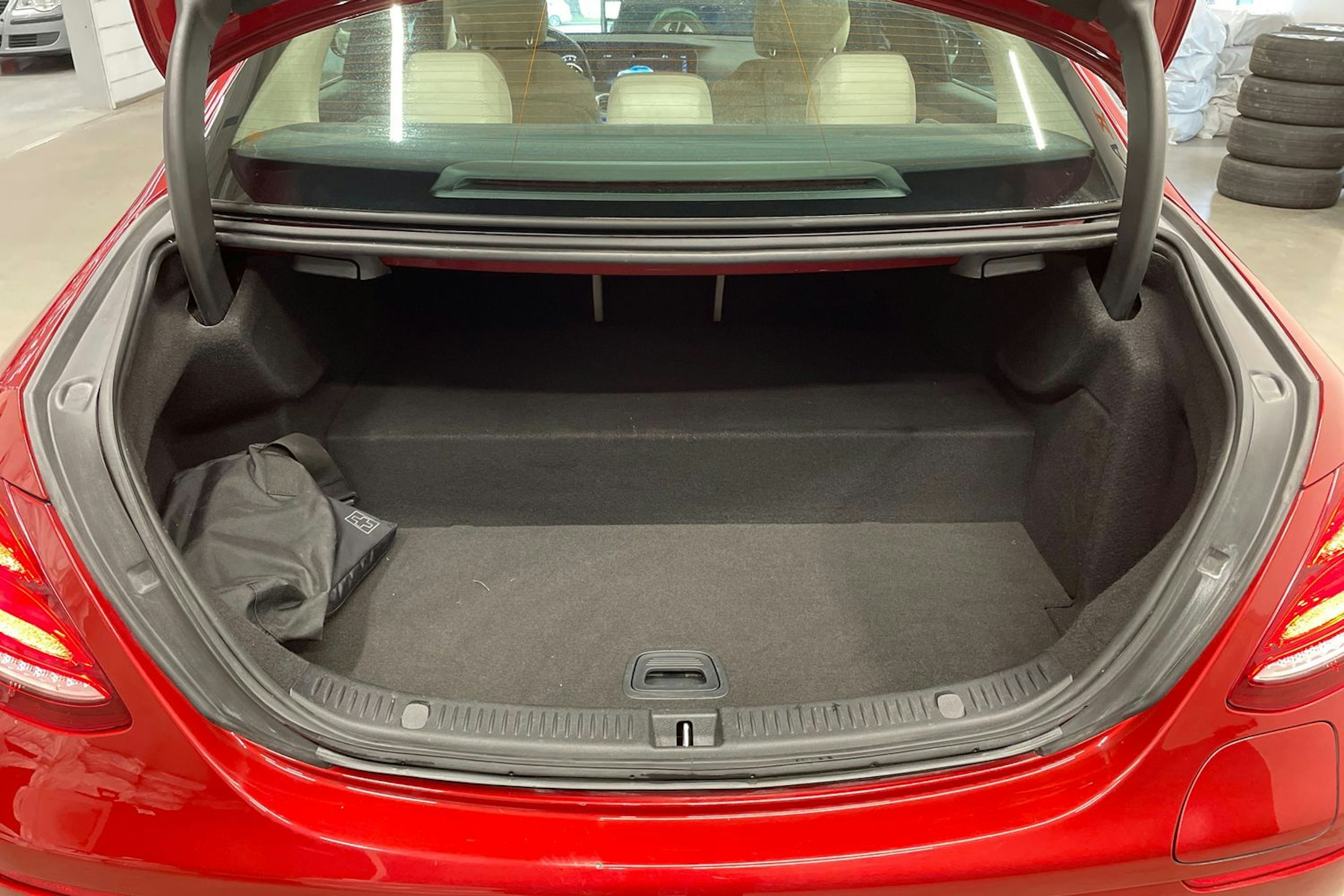 Punainen Mercedes-Benz E 2019 kuva 15.