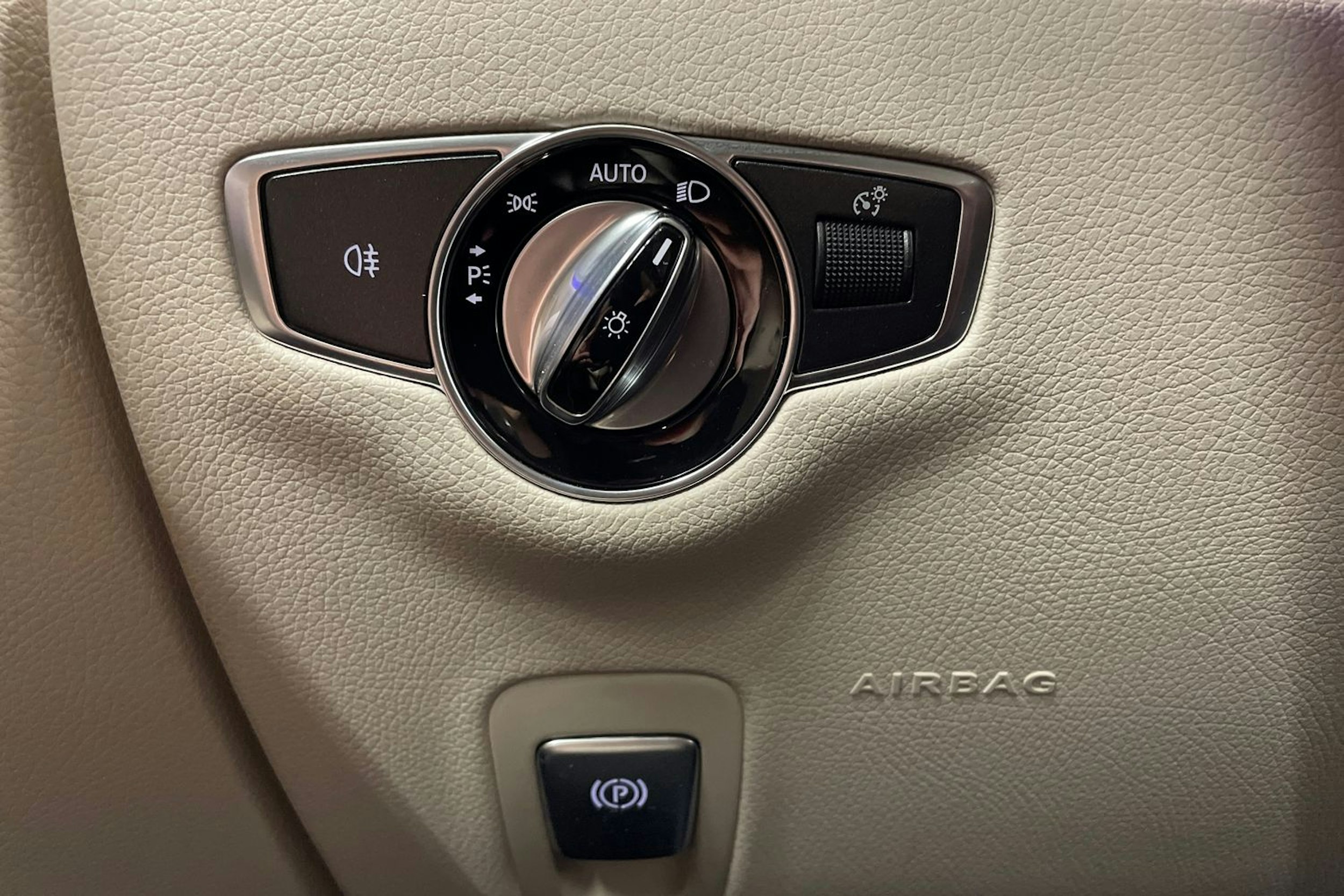 Punainen Mercedes-Benz E 2019 kuva 22.