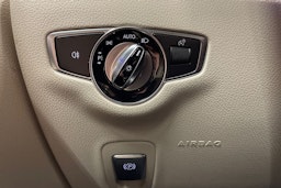 Punainen Mercedes-Benz E 2019 kuva 22.