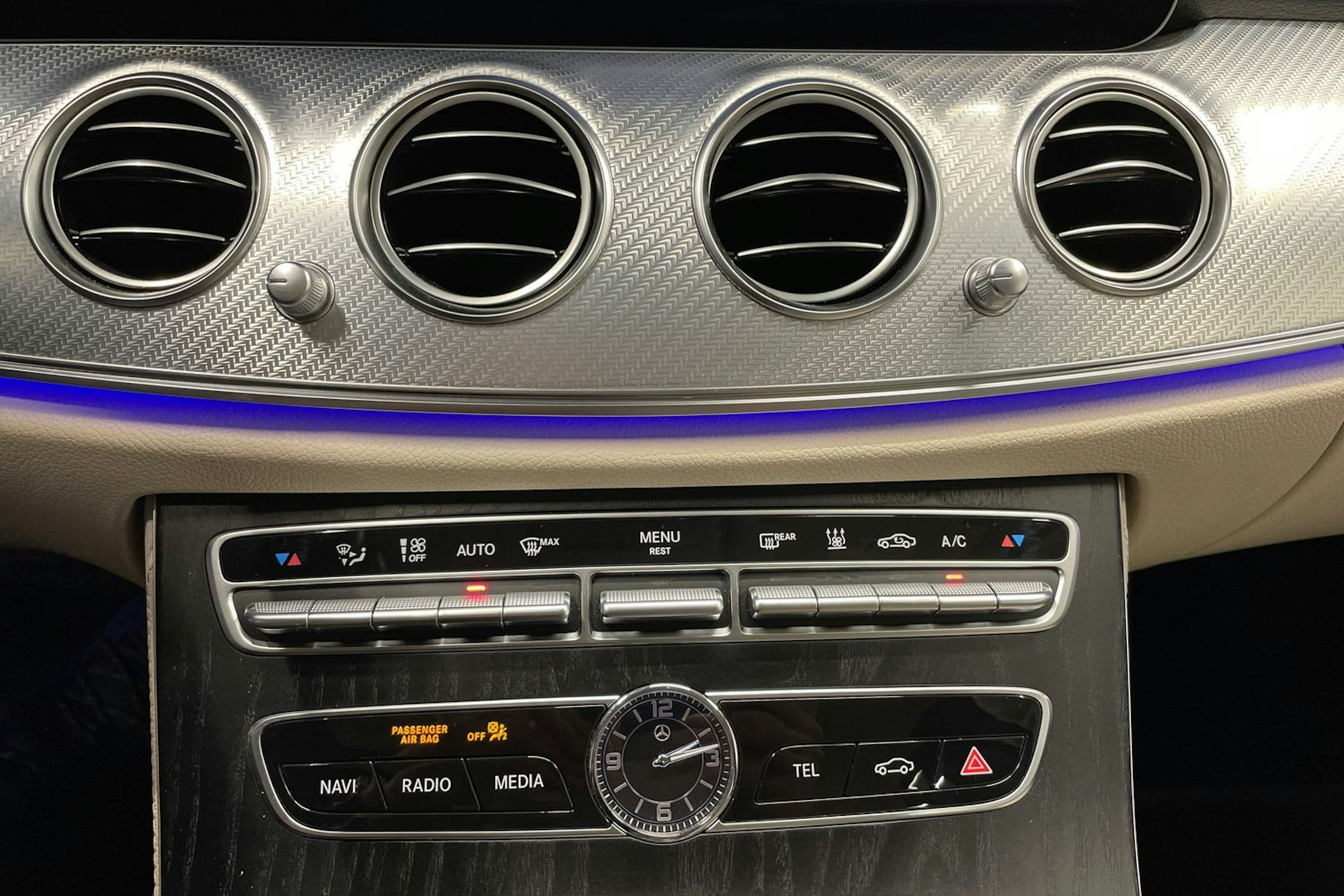 Punainen Mercedes-Benz E 2019 kuva 23.