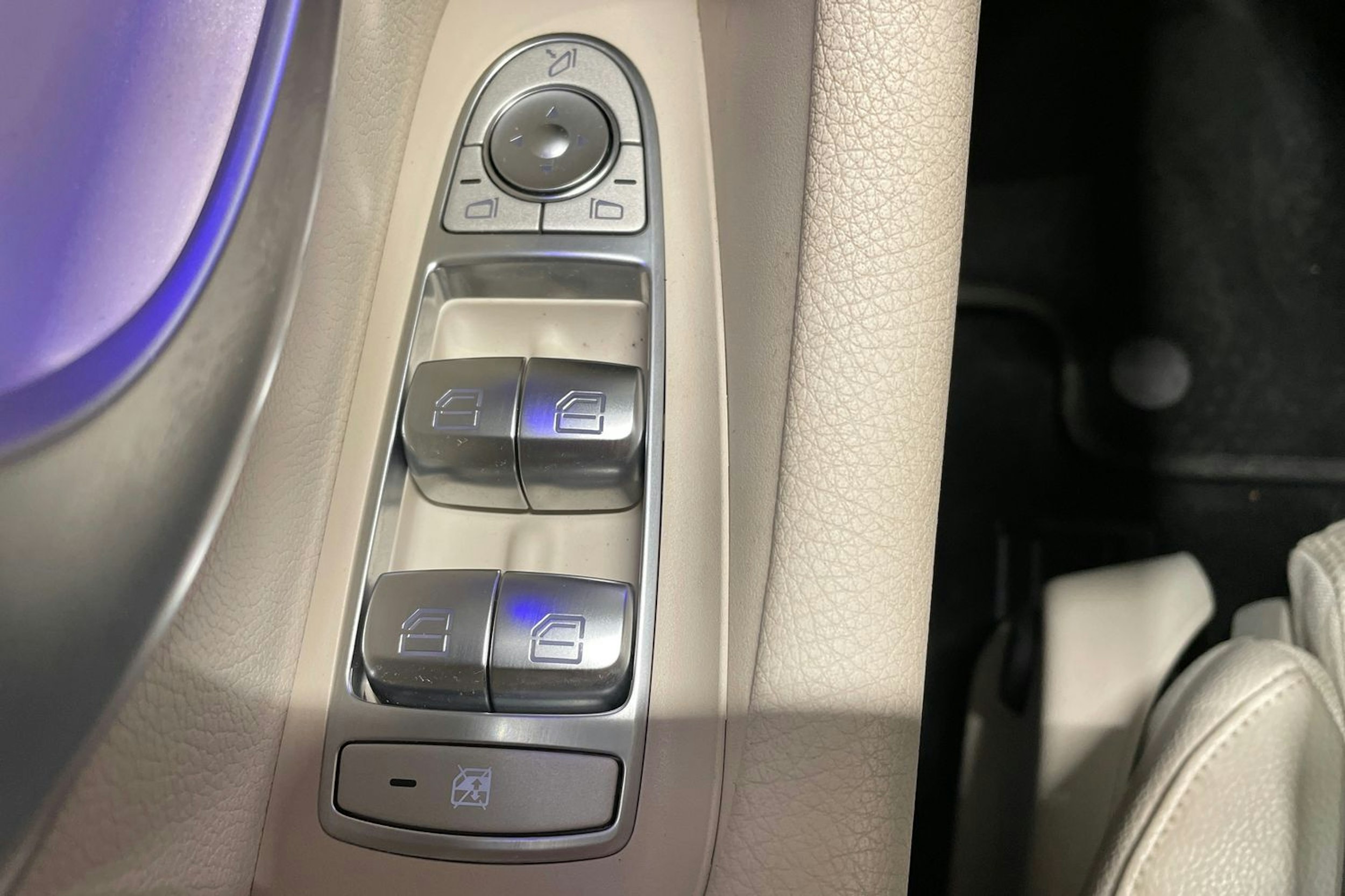 Punainen Mercedes-Benz E 2019 kuva 24.