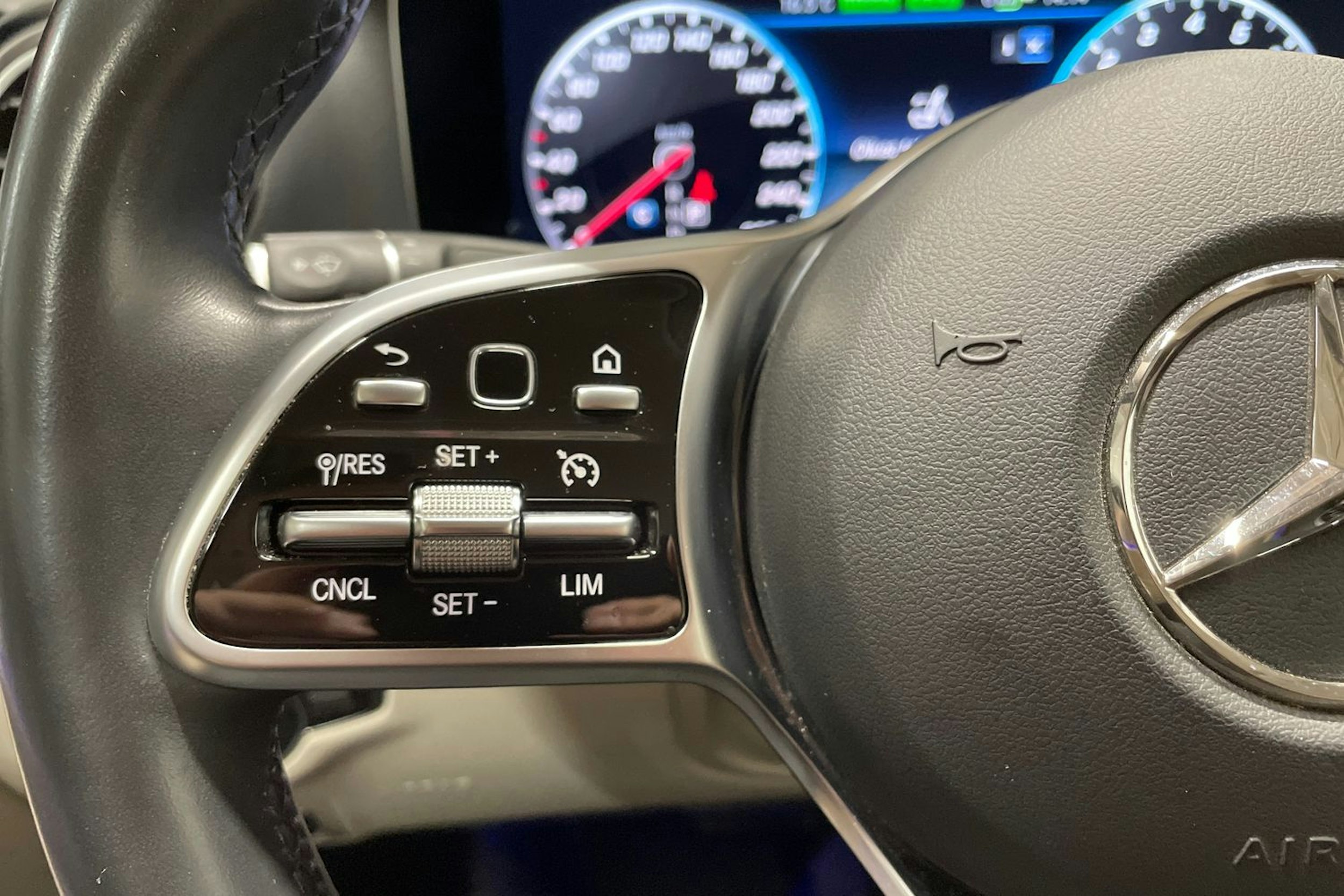 Punainen Mercedes-Benz E 2019 kuva 26.