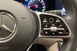 Punainen Mercedes-Benz E 2019 kuva 27.