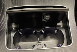Punainen Mercedes-Benz E 2019 kuva 28.