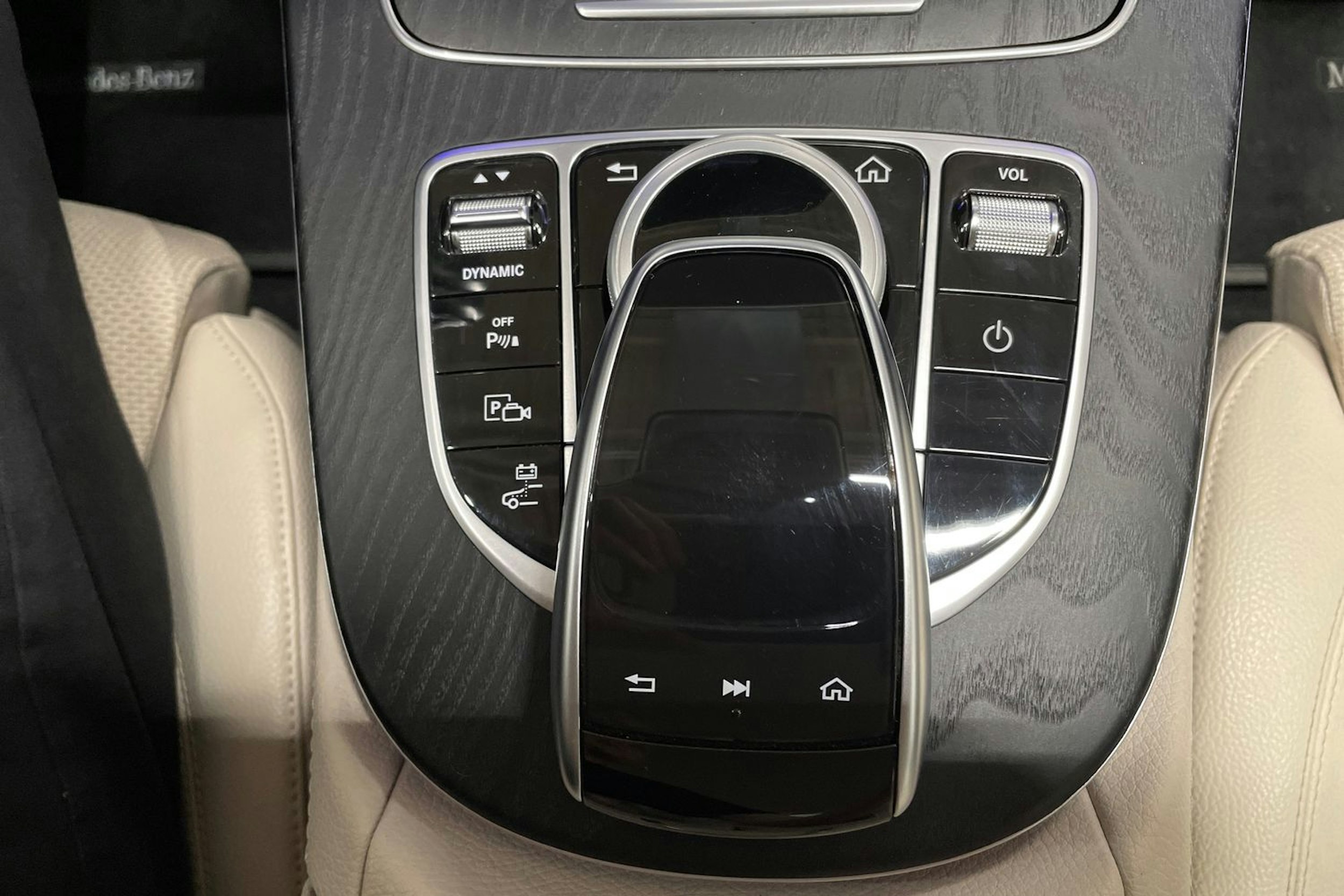 Punainen Mercedes-Benz E 2019 kuva 29.
