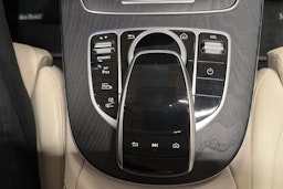 Punainen Mercedes-Benz E 2019 kuva 29.