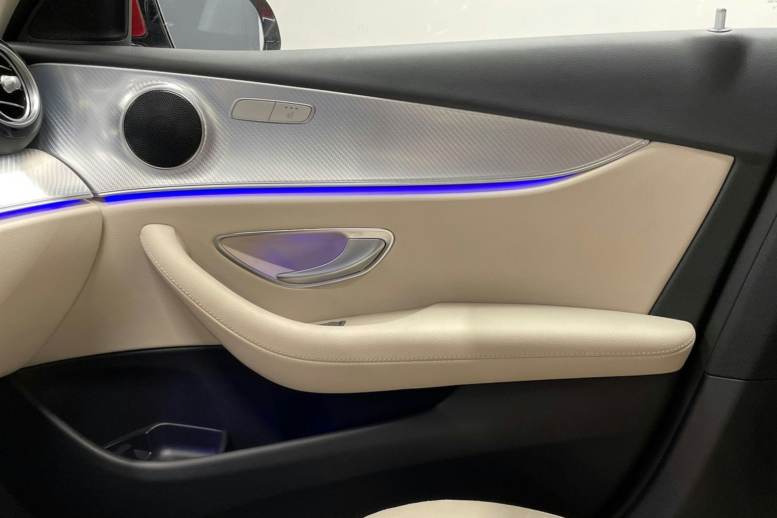 Punainen Mercedes-Benz E 2019 kuva 30.