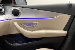Punainen Mercedes-Benz E 2019 kuva 30.