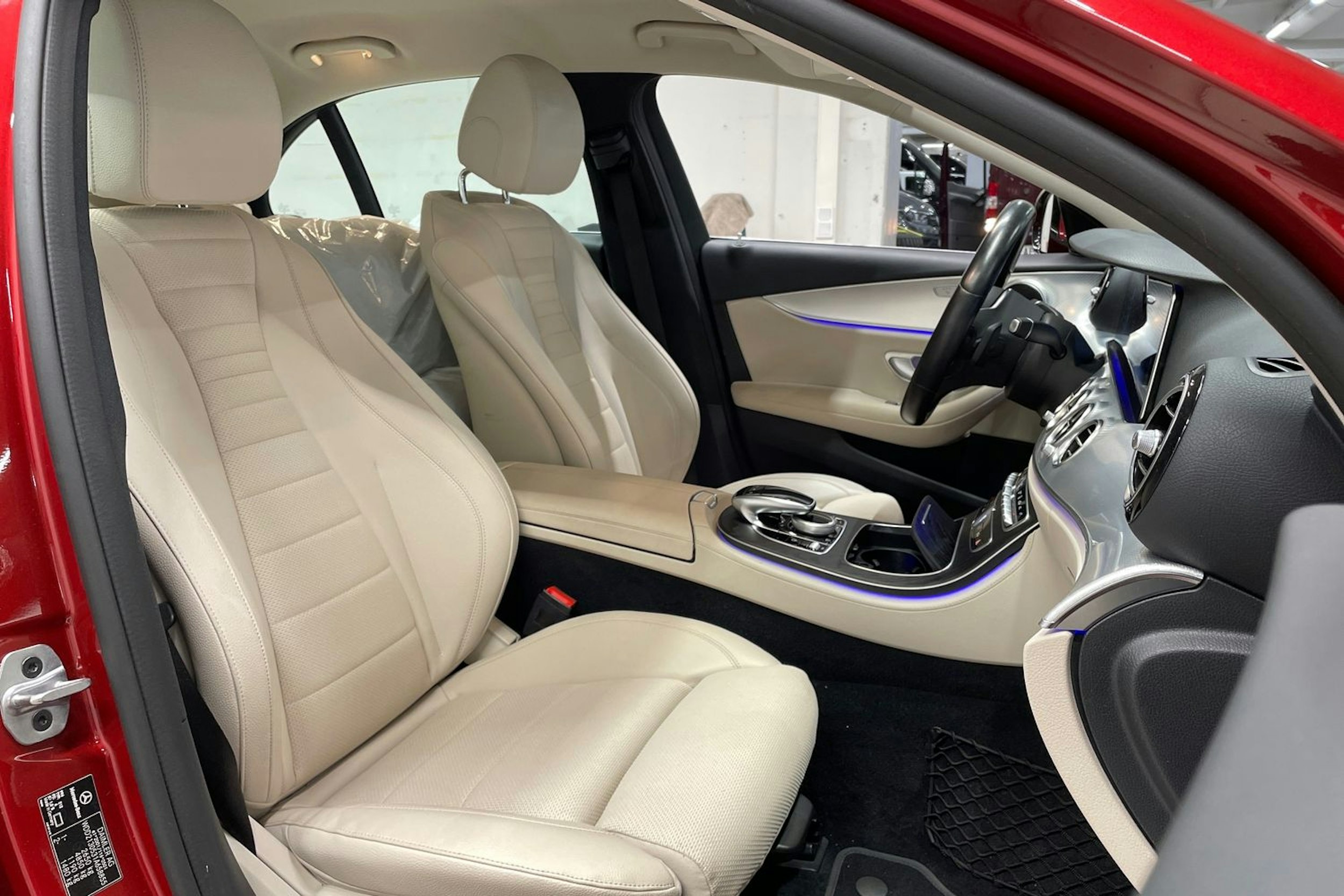 Punainen Mercedes-Benz E 2019 kuva 31.