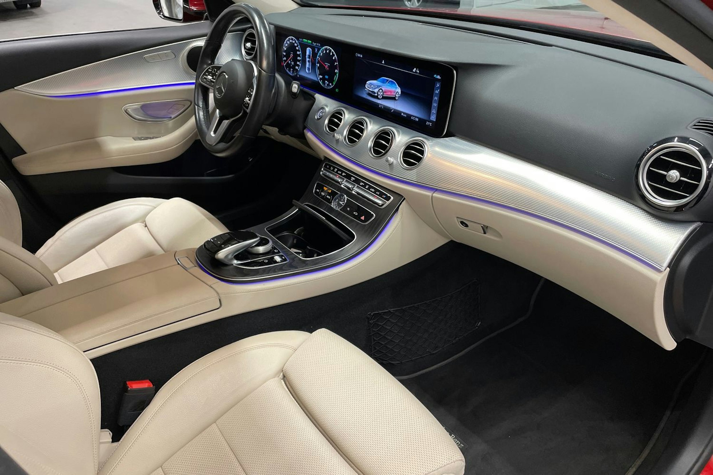 Punainen Mercedes-Benz E 2019 kuva 32.