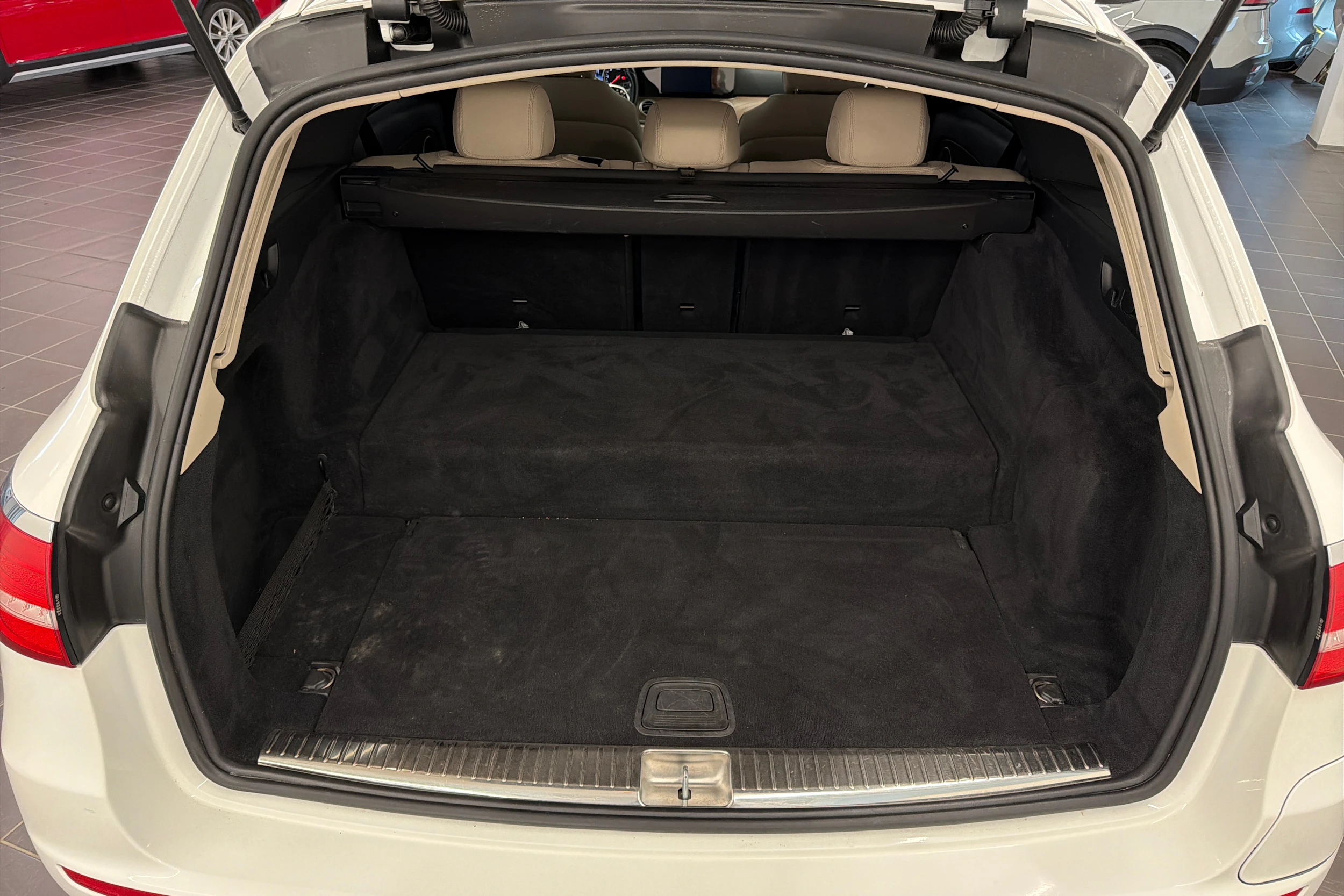 valkoinen Mercedes-Benz E 2019 kuva 11.