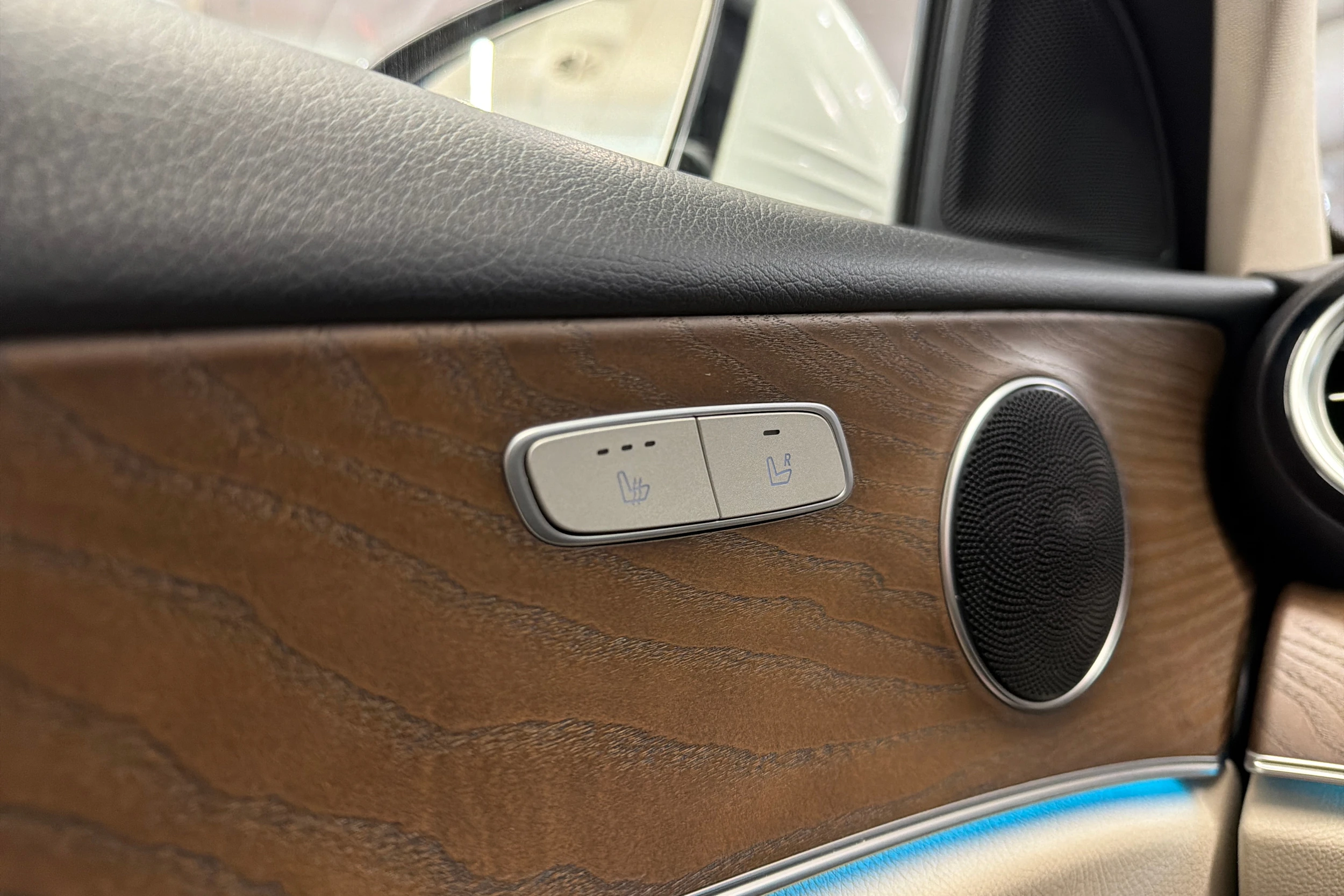 valkoinen Mercedes-Benz E 2019 kuva 20.