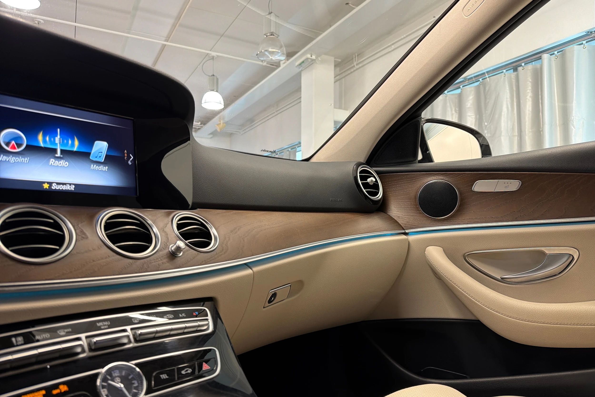 valkoinen Mercedes-Benz E 2019 kuva 21.