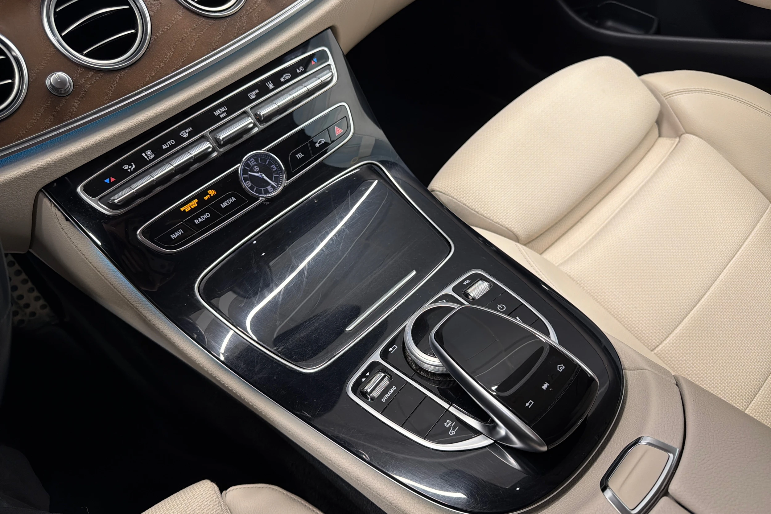 valkoinen Mercedes-Benz E 2019 kuva 22.