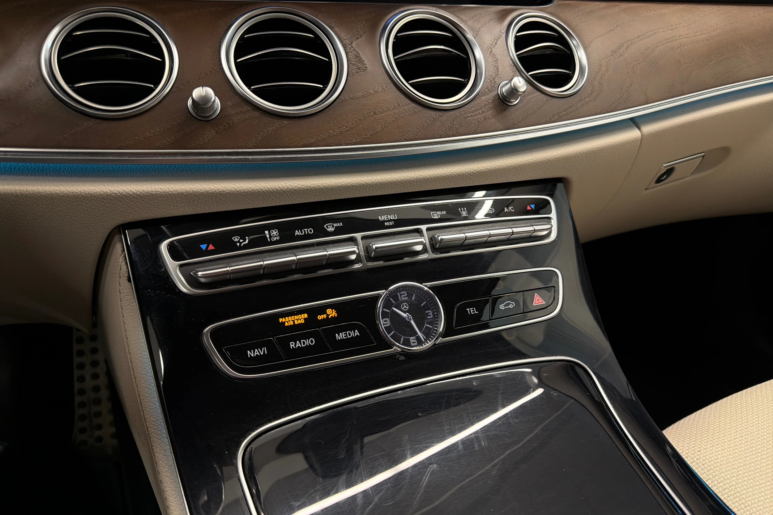 valkoinen Mercedes-Benz E 2019 kuva 23.