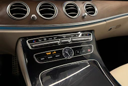 valkoinen Mercedes-Benz E 2019 kuva 23.