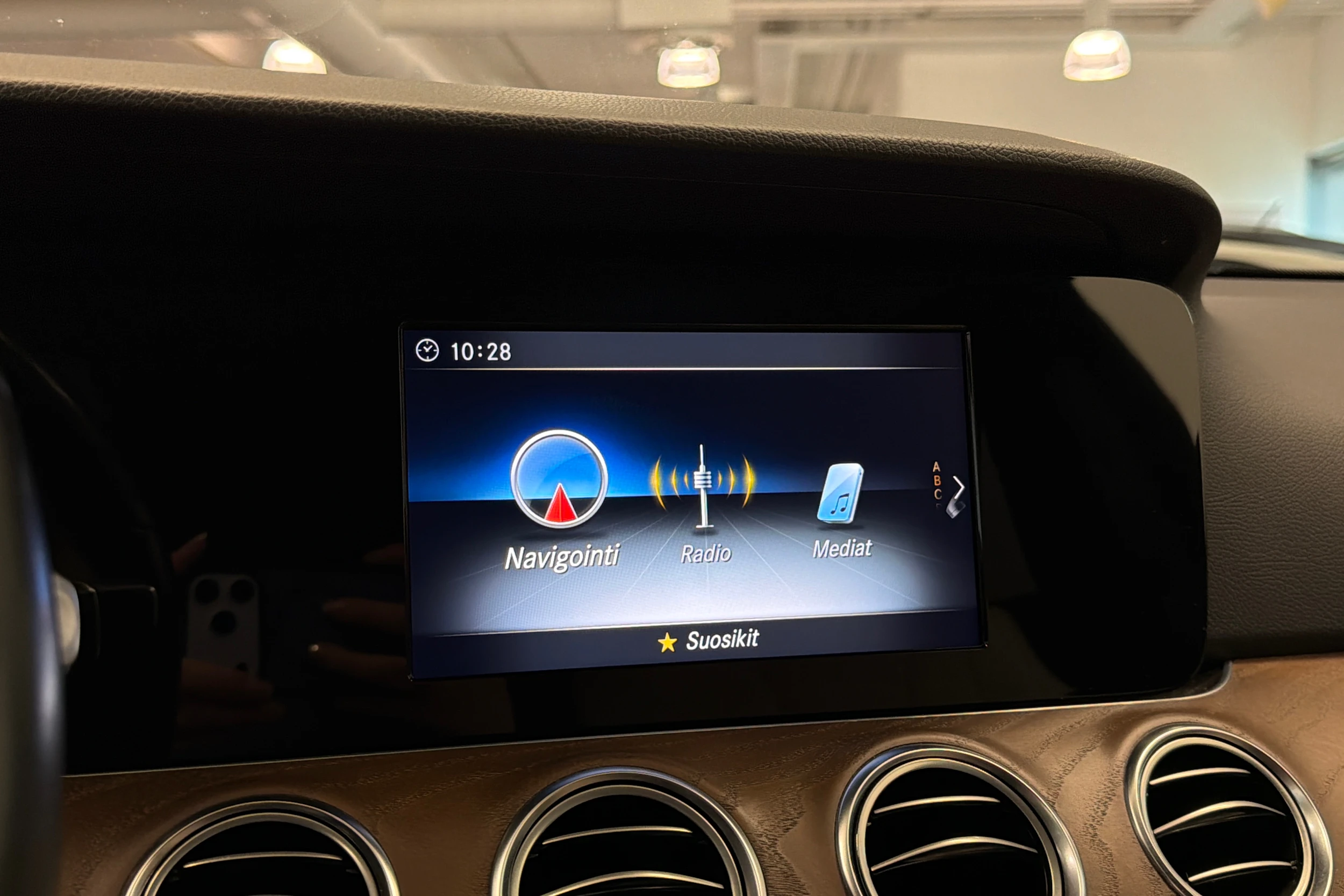 valkoinen Mercedes-Benz E 2019 kuva 24.