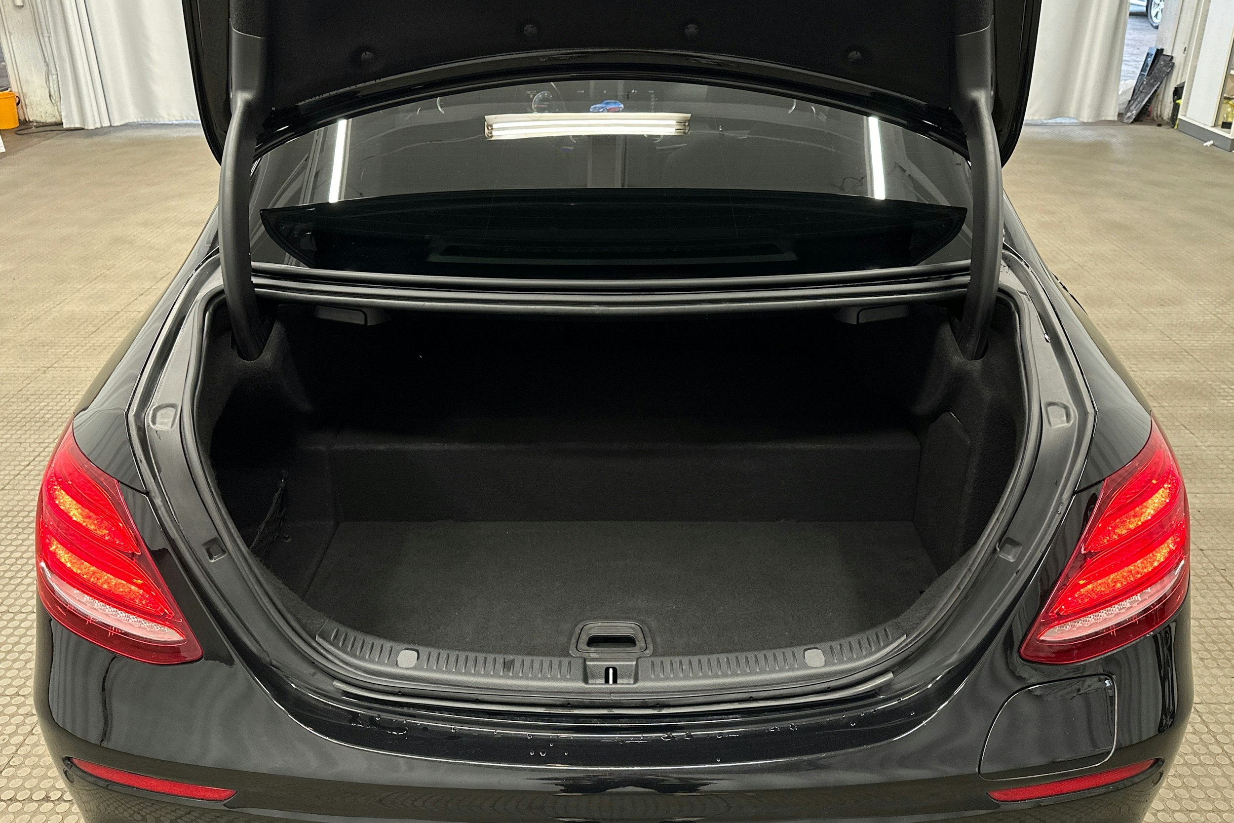 musta Mercedes-Benz E 2019 kuva 24.