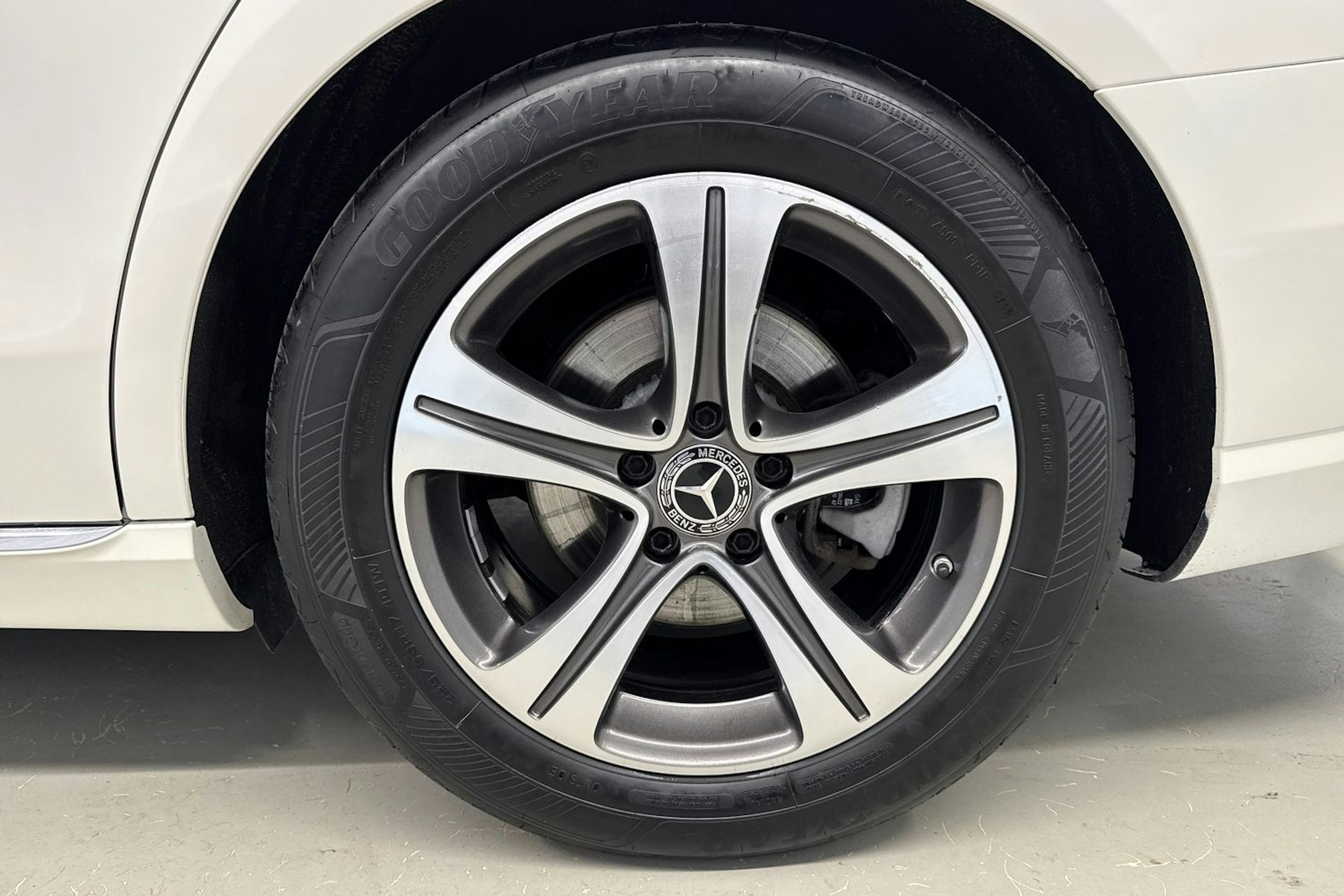 valkoinen Mercedes-Benz E 2019 kuva 13.