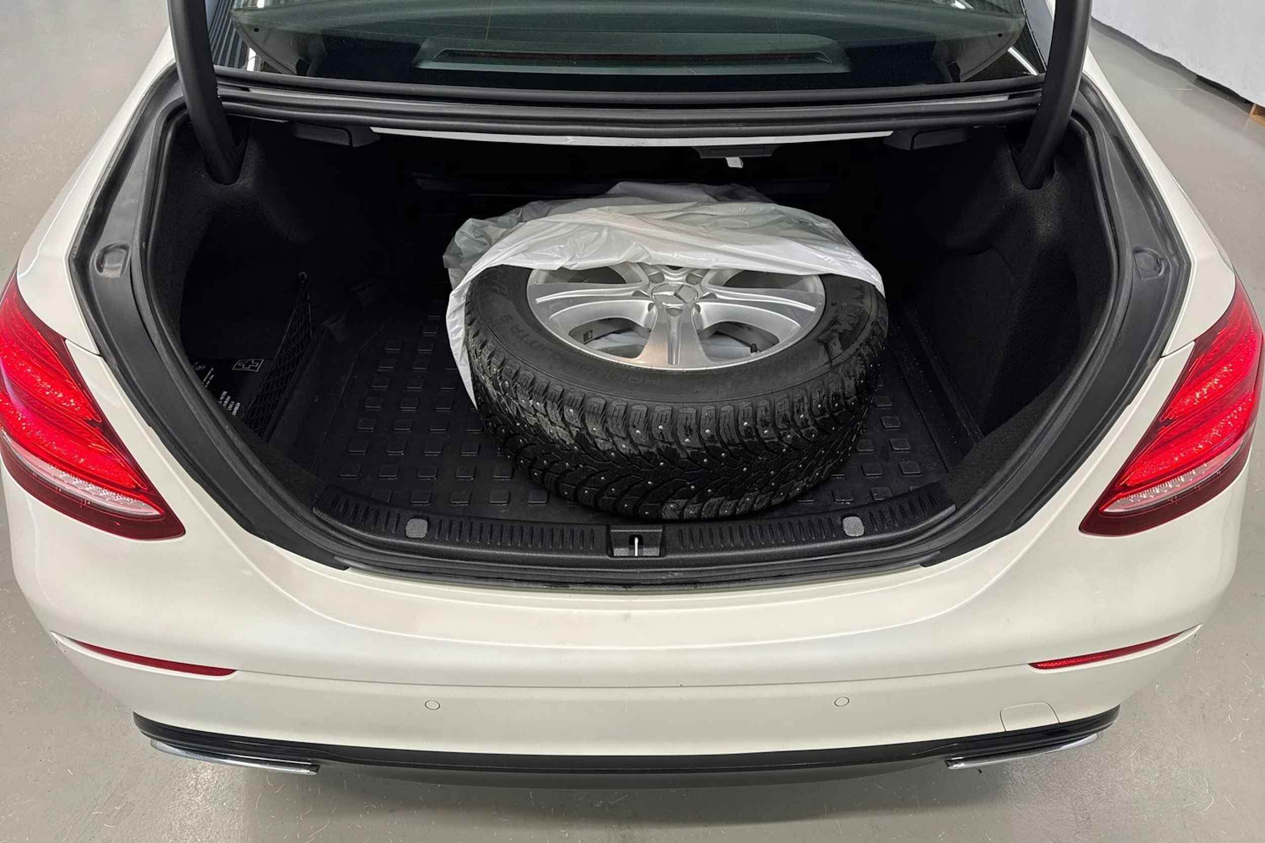 valkoinen Mercedes-Benz E 2019 kuva 14.
