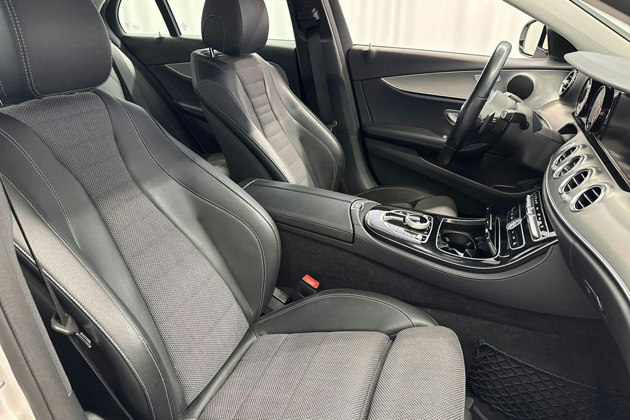valkoinen Mercedes-Benz E 2019 kuva 15.