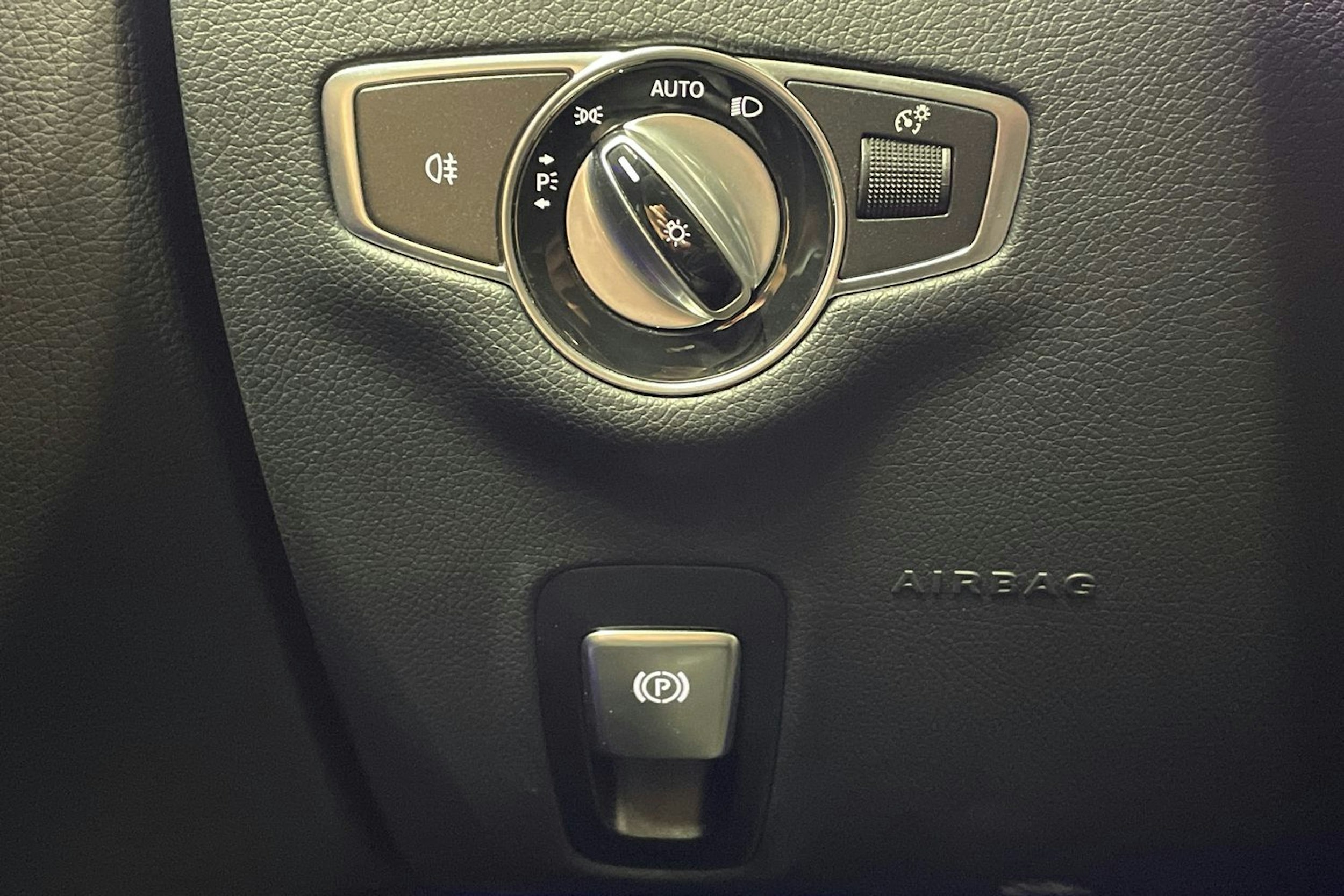 musta Mercedes-Benz E 2019 kuva 25.