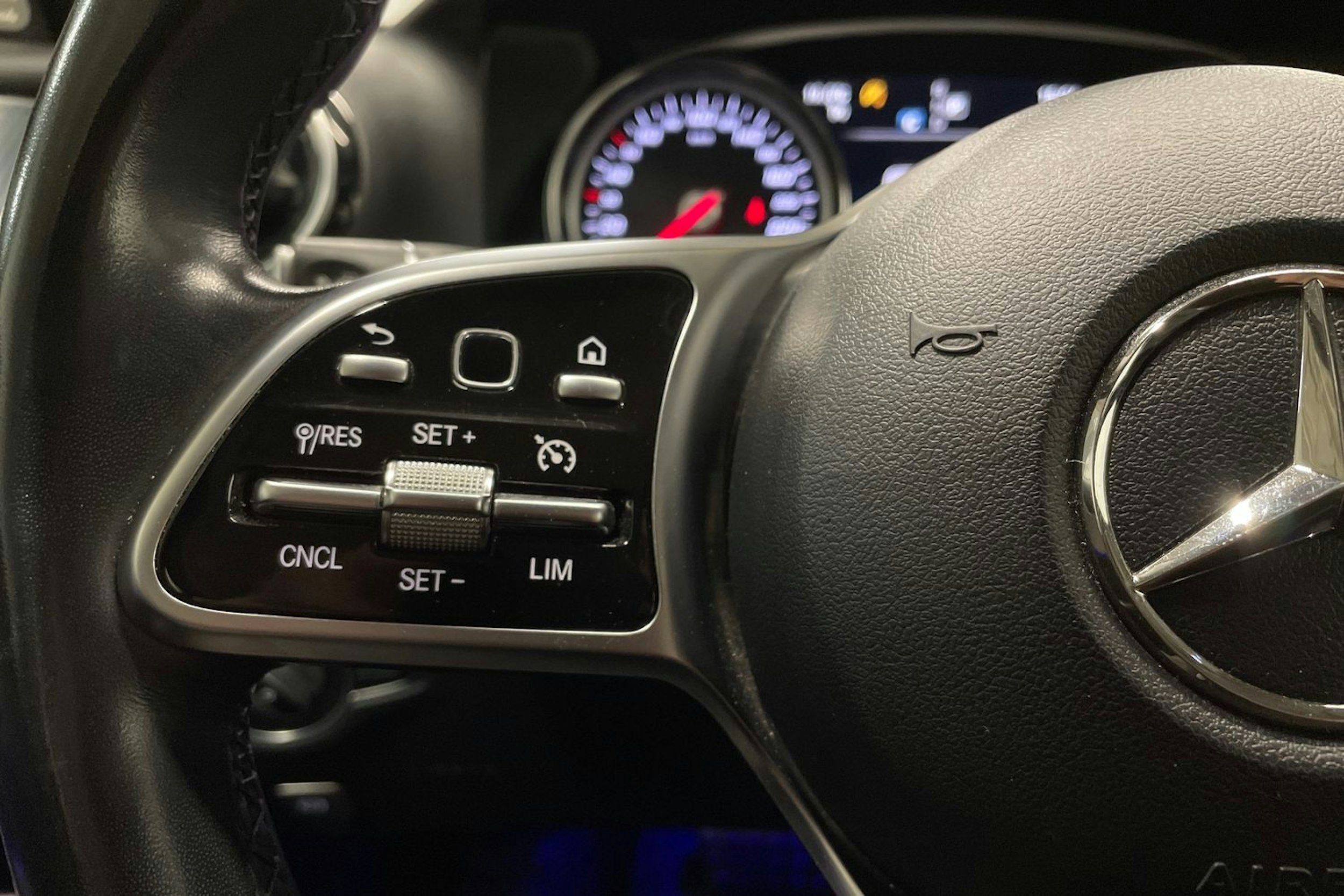 musta Mercedes-Benz E 2019 kuva 26.