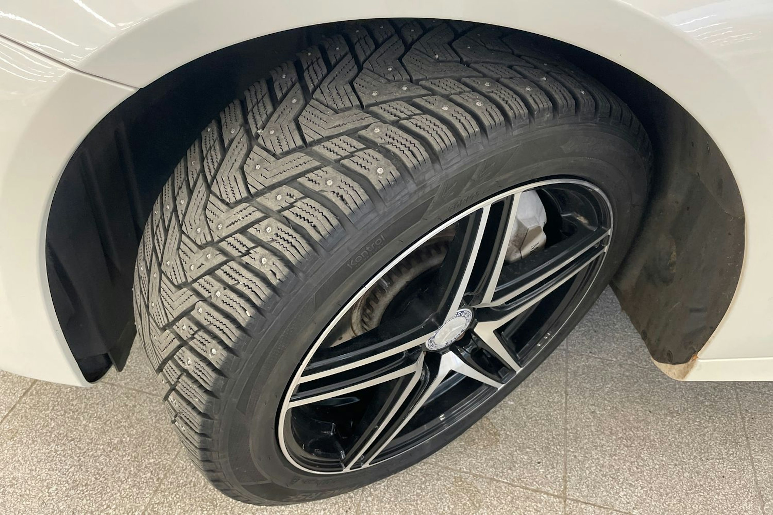 valkoinen Mercedes-Benz E 2019 kuva 13.