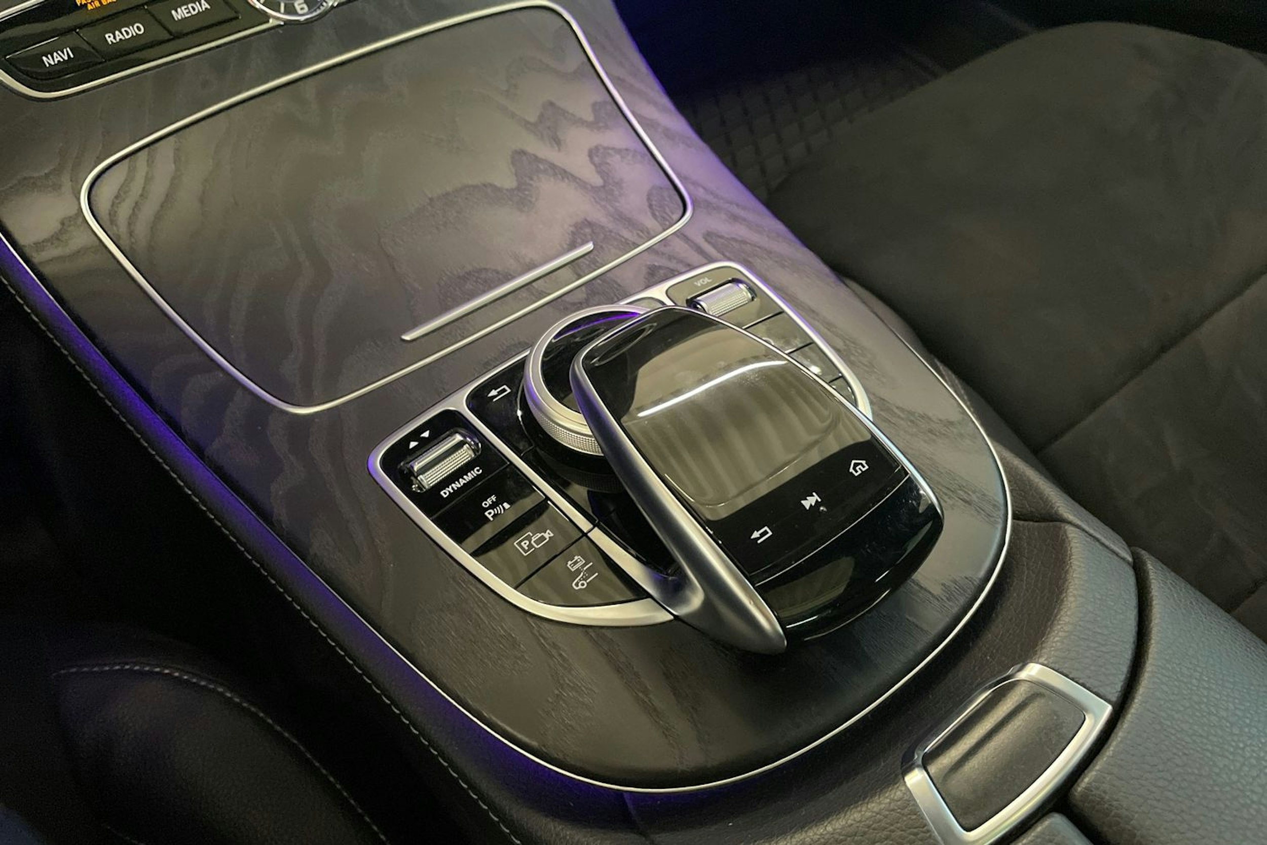 valkoinen Mercedes-Benz E 2019 kuva 23.