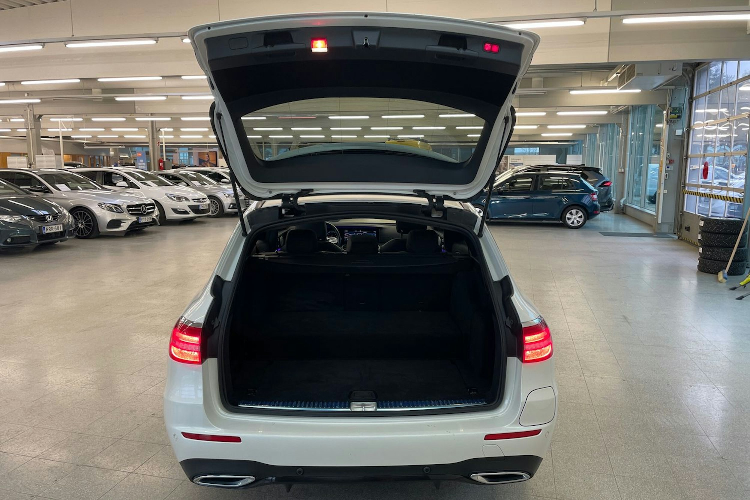 valkoinen Mercedes-Benz E 2019 kuva 25.