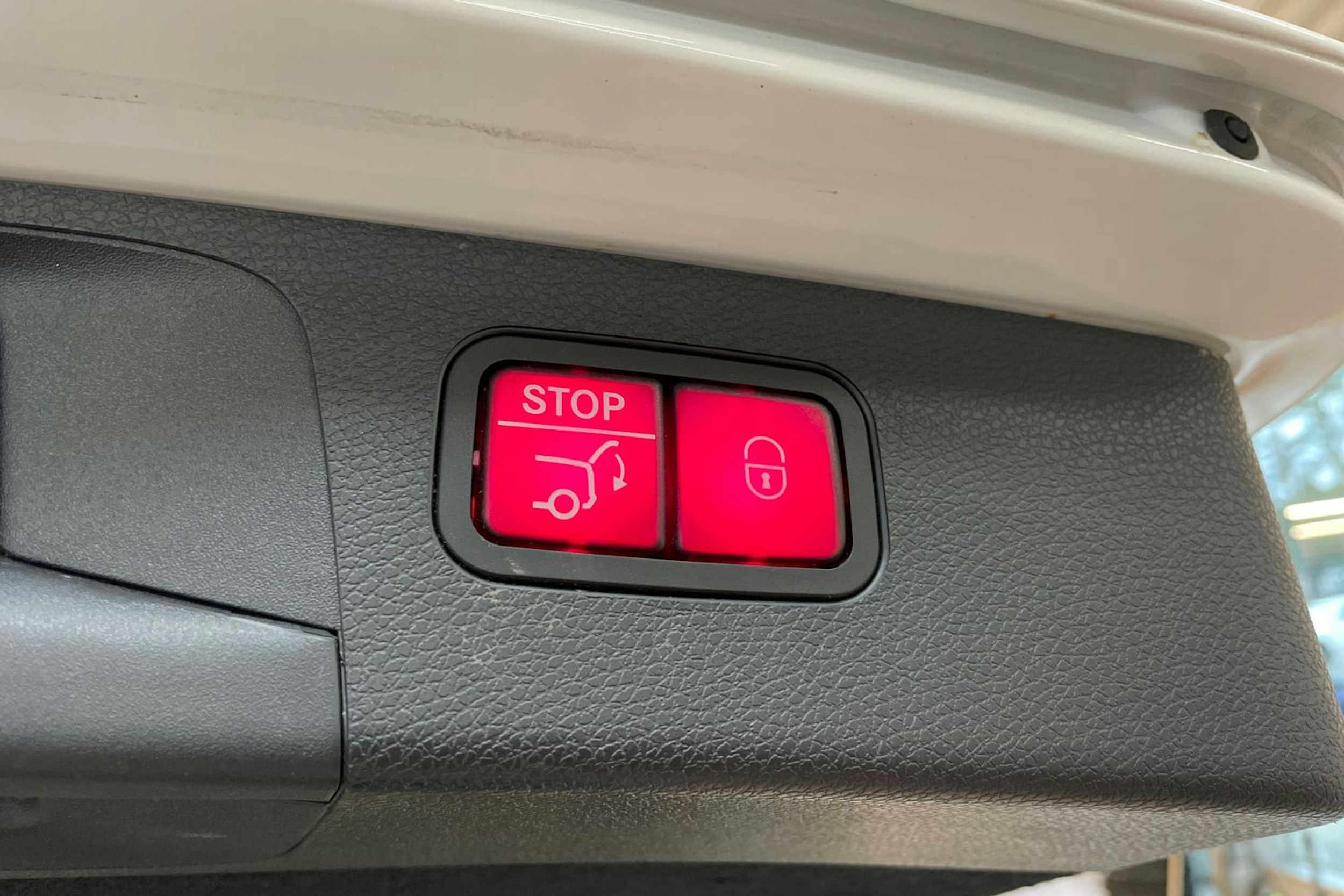 valkoinen Mercedes-Benz E 2019 kuva 26.