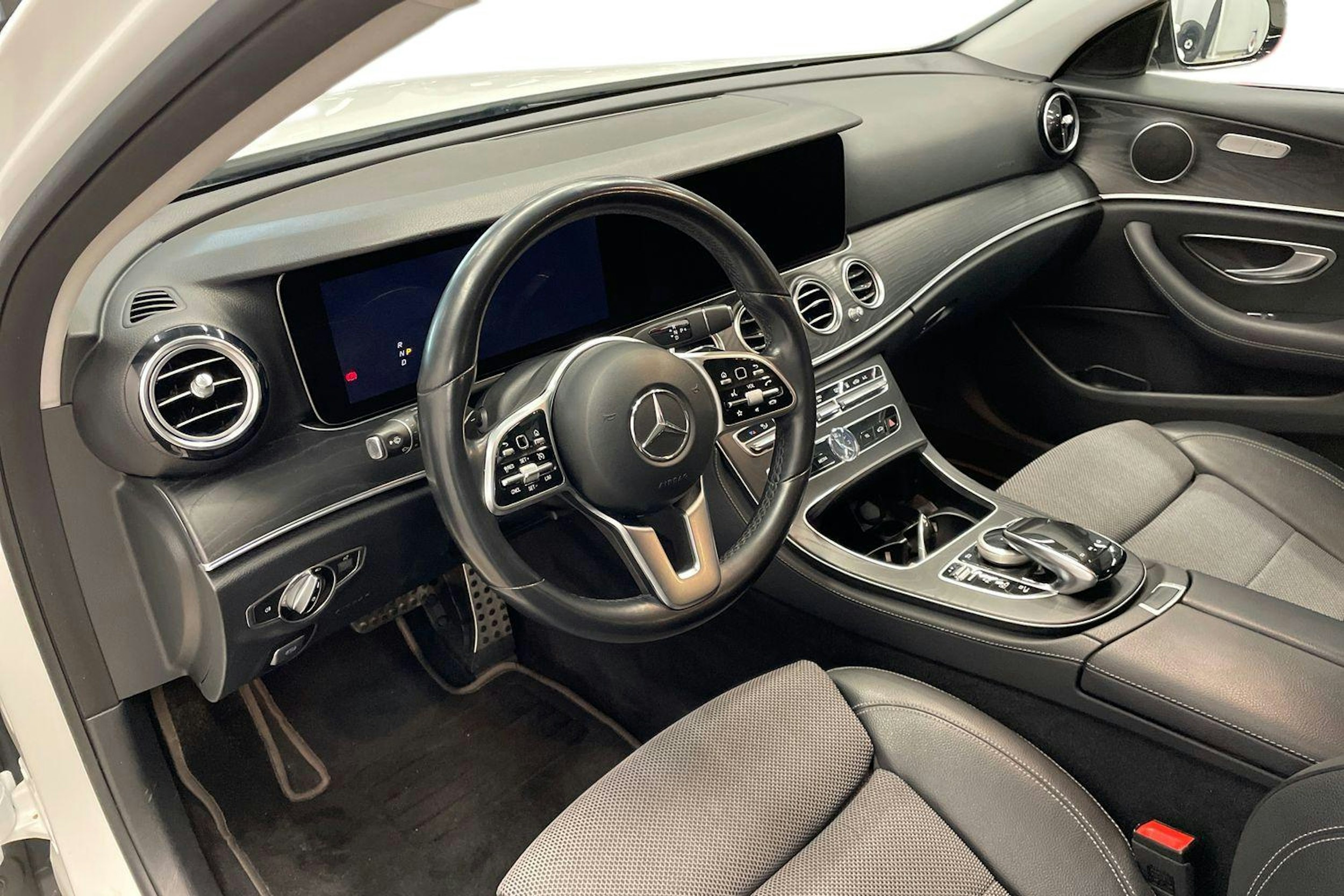 Valkoinen Mercedes-Benz E 2019 kuva 7.