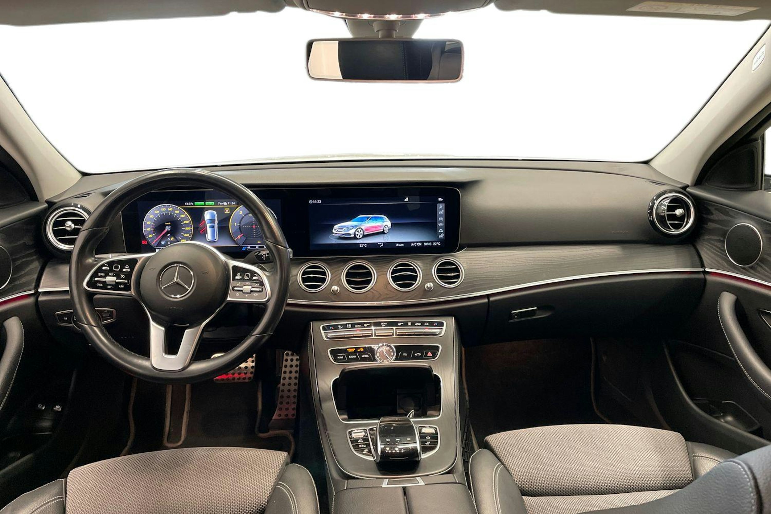 Valkoinen Mercedes-Benz E 2019 kuva 9.