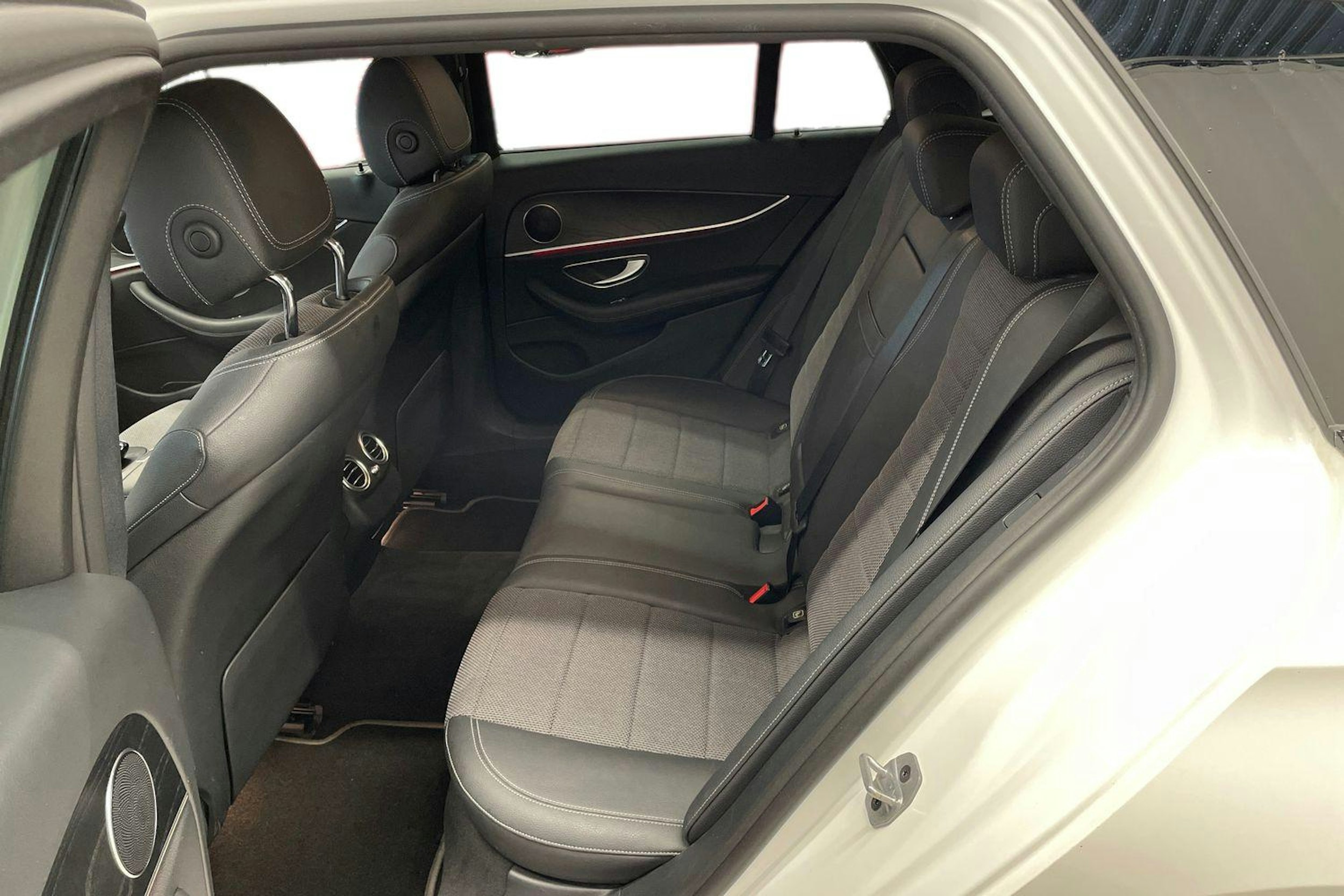 Valkoinen Mercedes-Benz E 2019 kuva 10.
