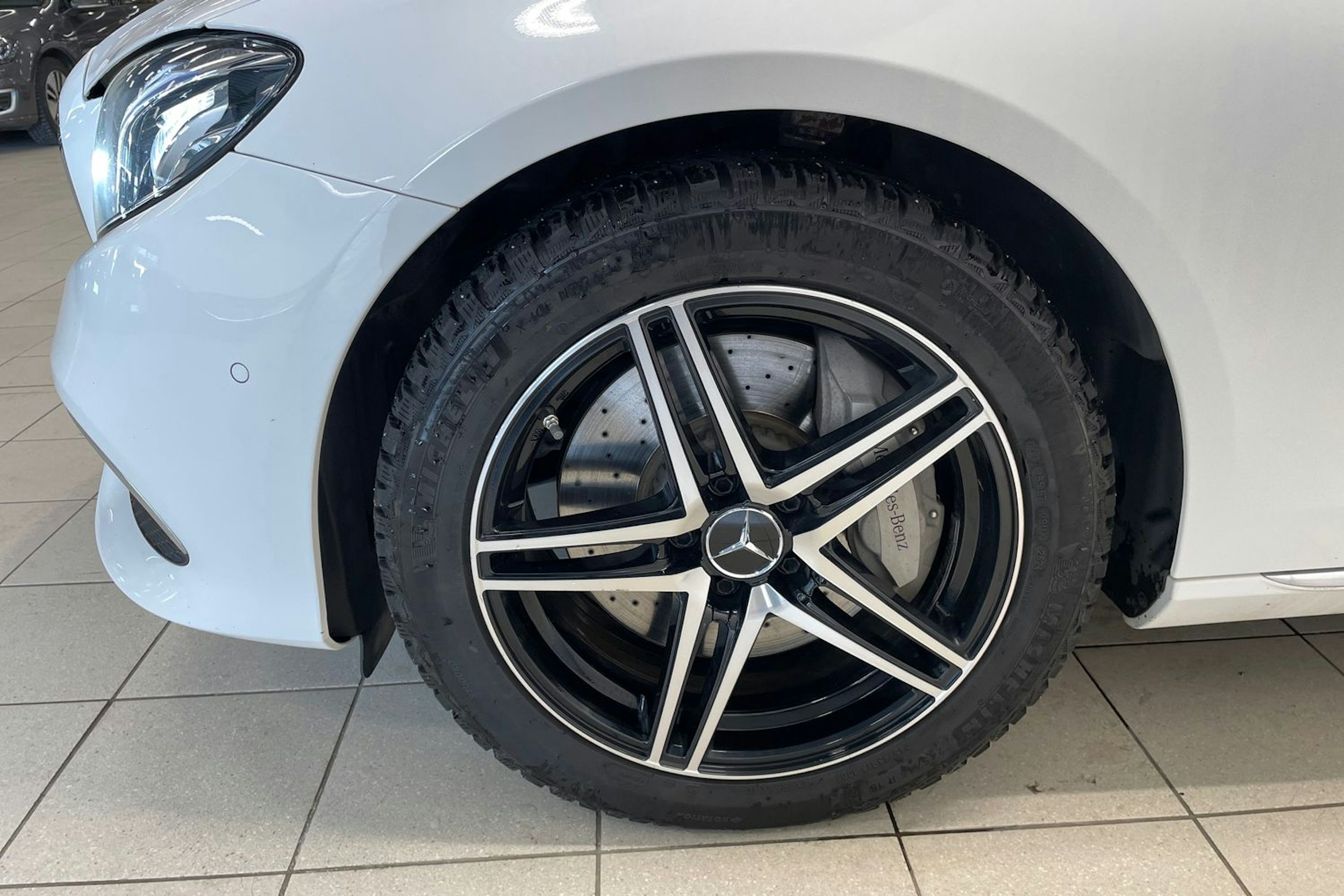 Valkoinen Mercedes-Benz E 2019 kuva 13.