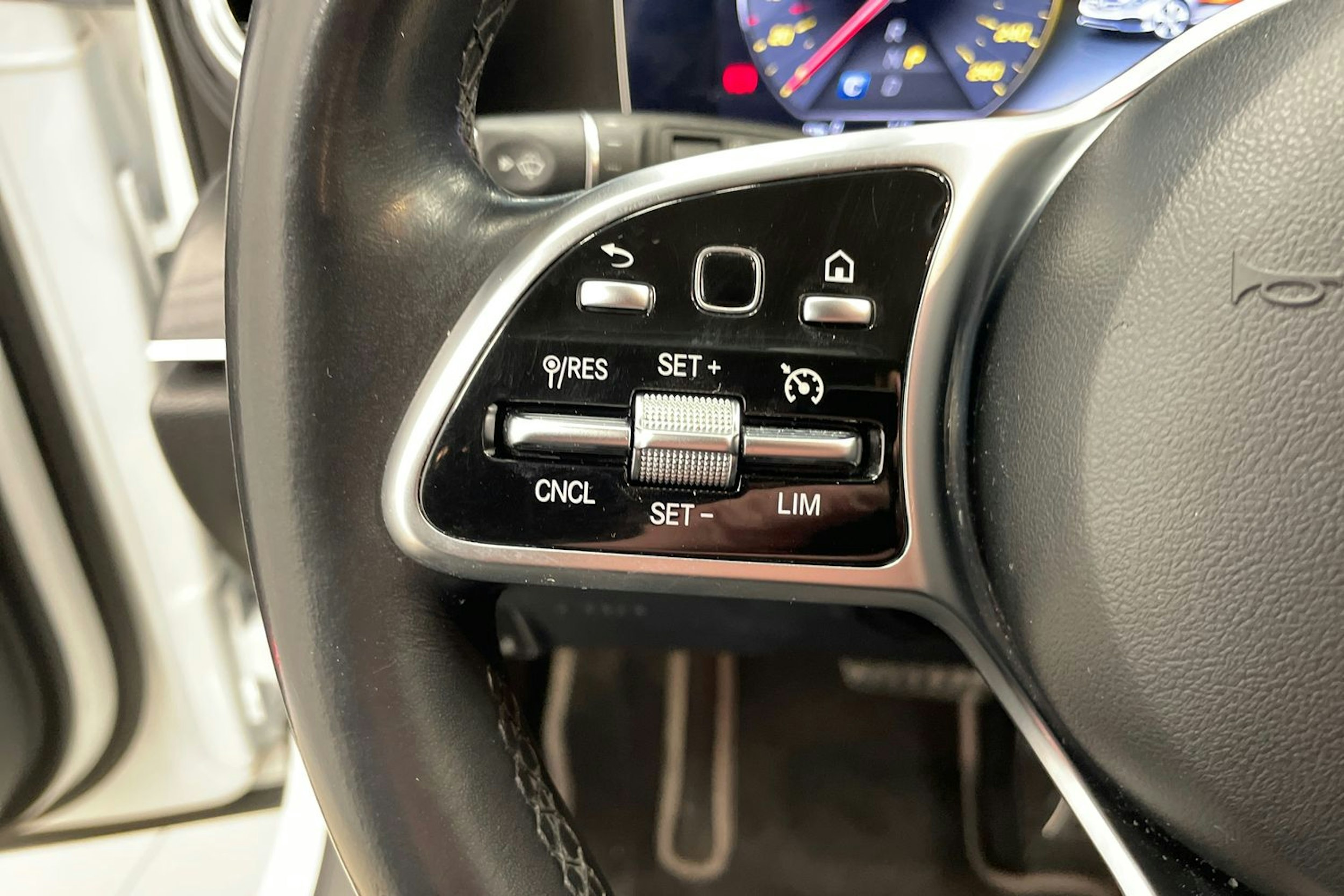 Valkoinen Mercedes-Benz E 2019 kuva 16.