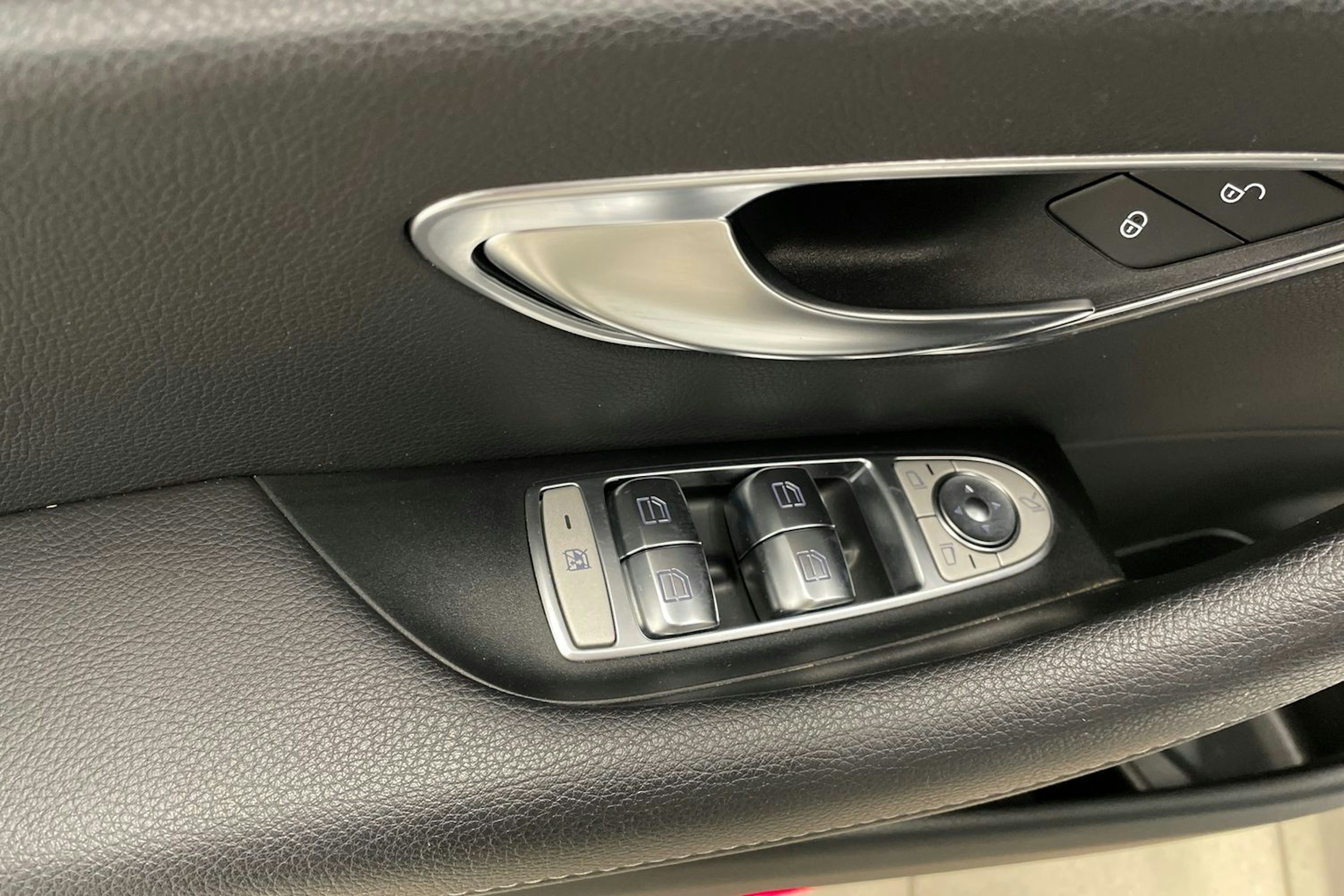 Valkoinen Mercedes-Benz E 2019 kuva 21.