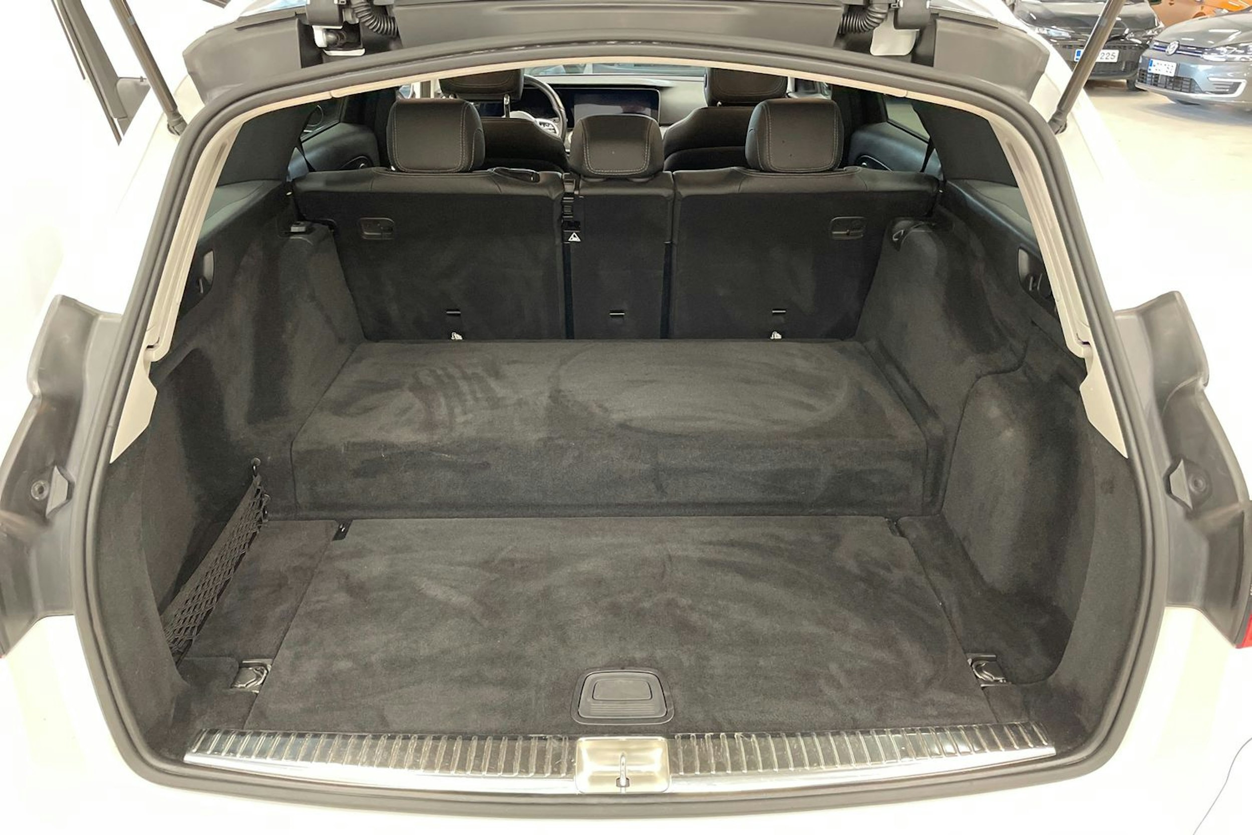 Valkoinen Mercedes-Benz E 2019 kuva 24.