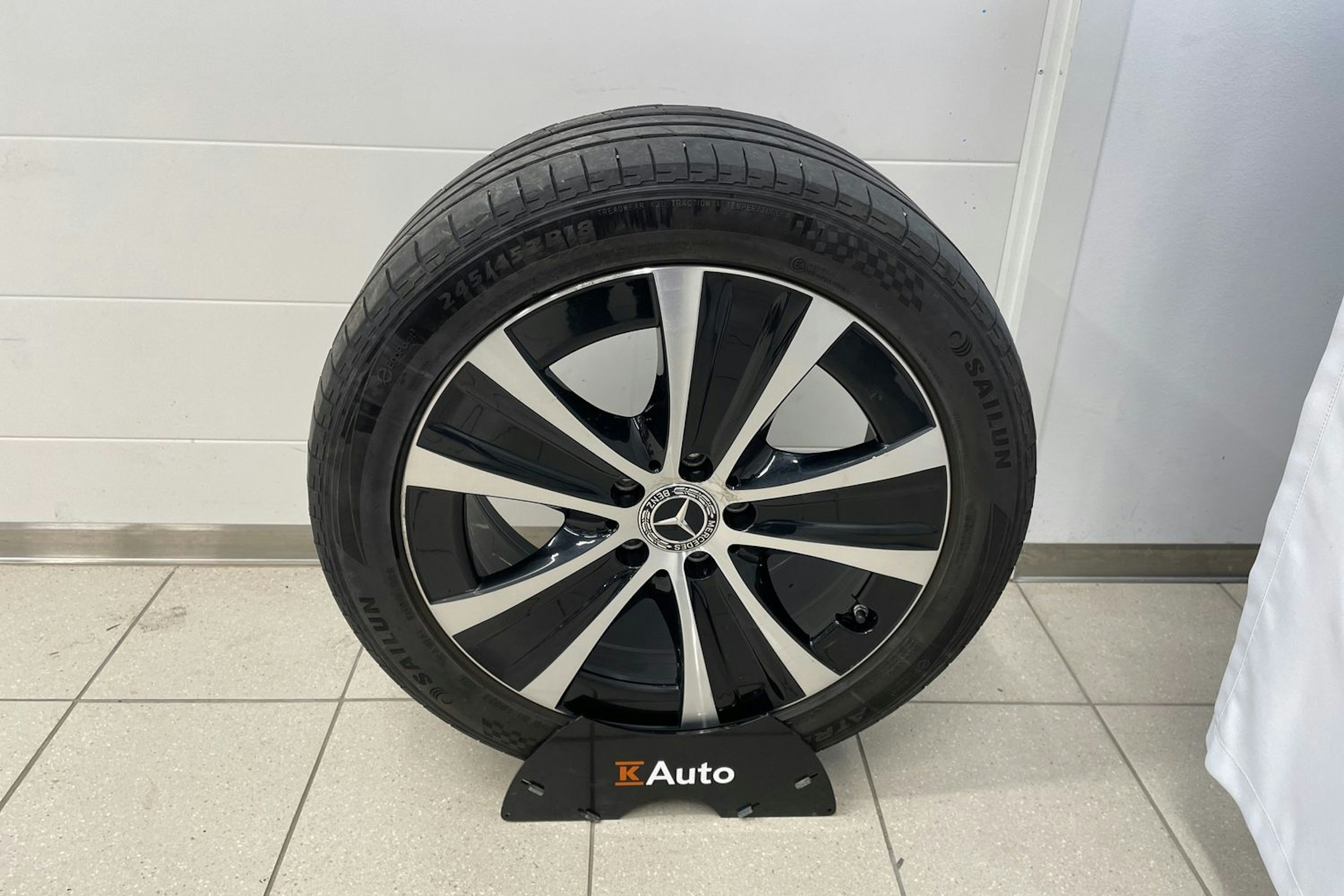 Valkoinen Mercedes-Benz E 2019 kuva 28.