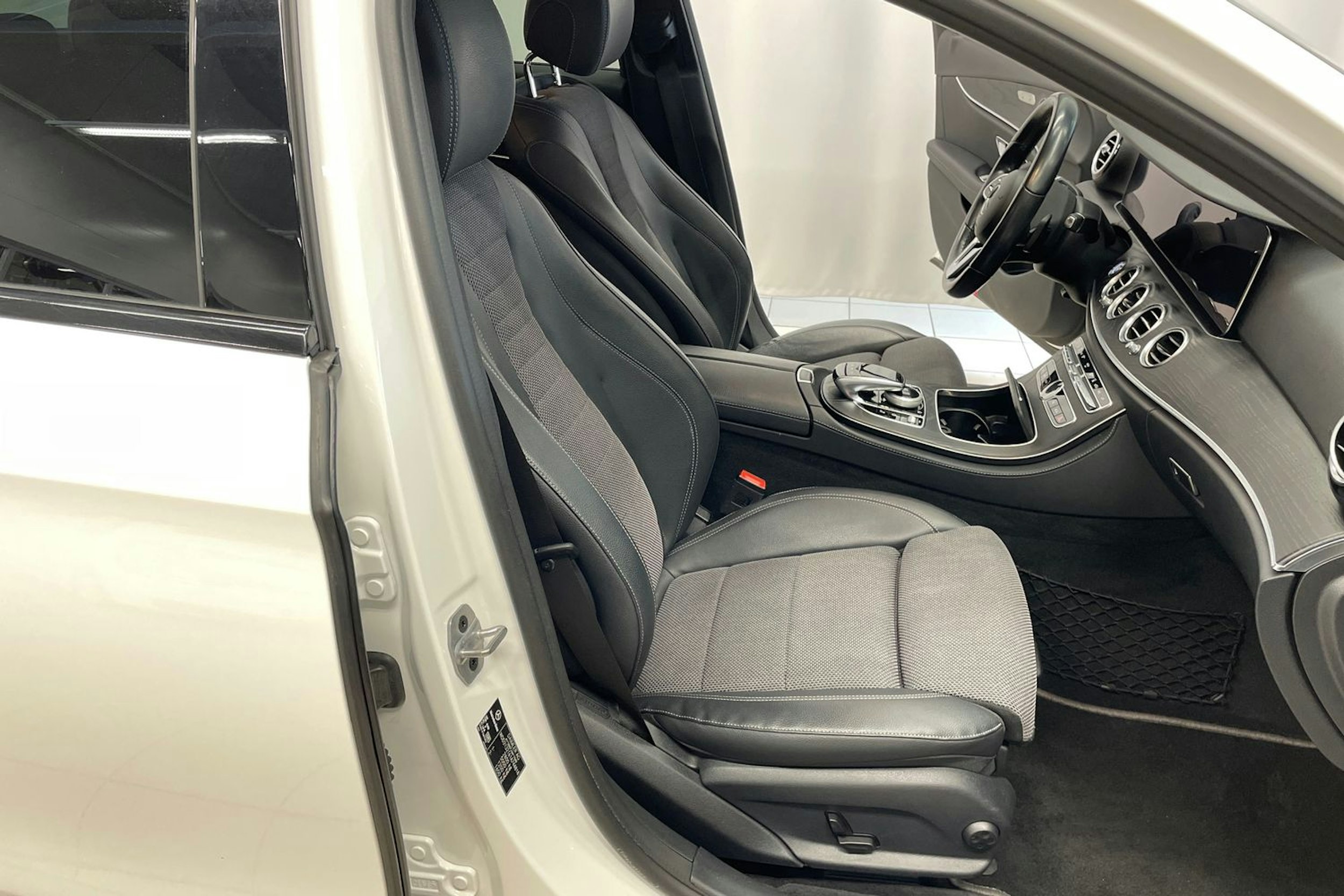 Valkoinen Mercedes-Benz E 2019 kuva 32.