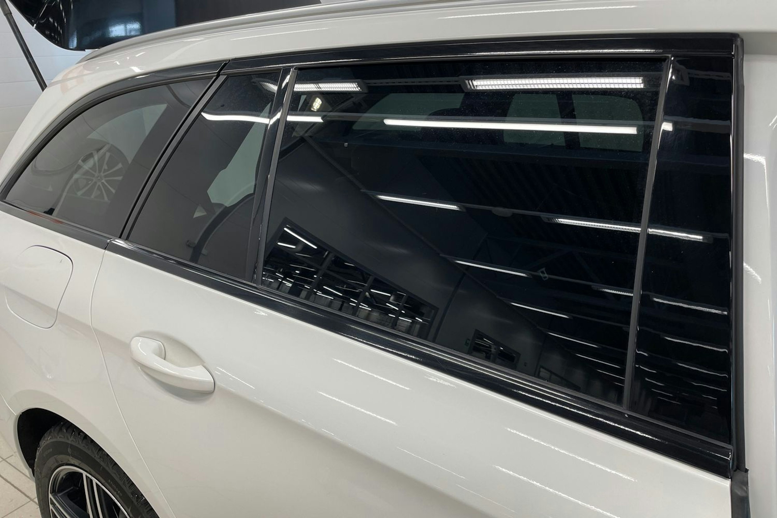 Valkoinen Mercedes-Benz E 2019 kuva 33.