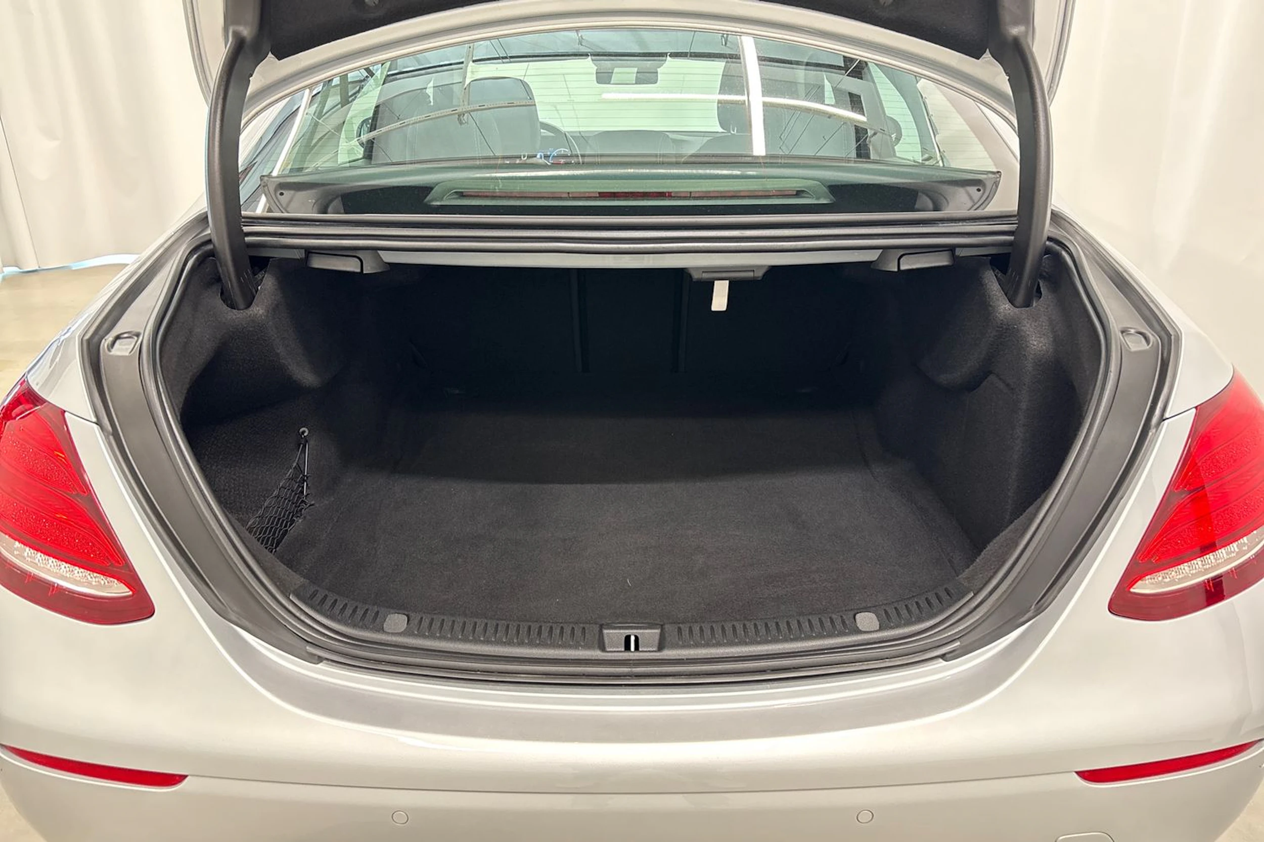 harmaa Mercedes-Benz E 2019 kuva 25.