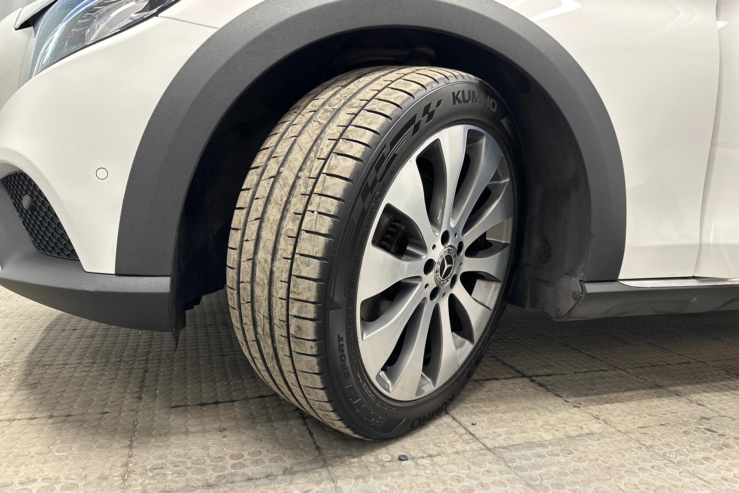 valkoinen Mercedes-Benz E 2019 kuva 10.