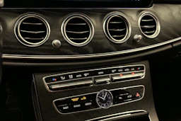 valkoinen Mercedes-Benz E 2019 kuva 30.